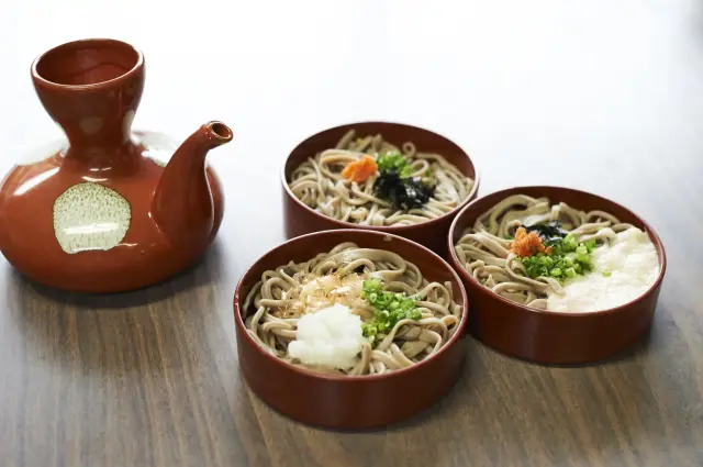 三段重ねの割子に盛られた「出雲そば」