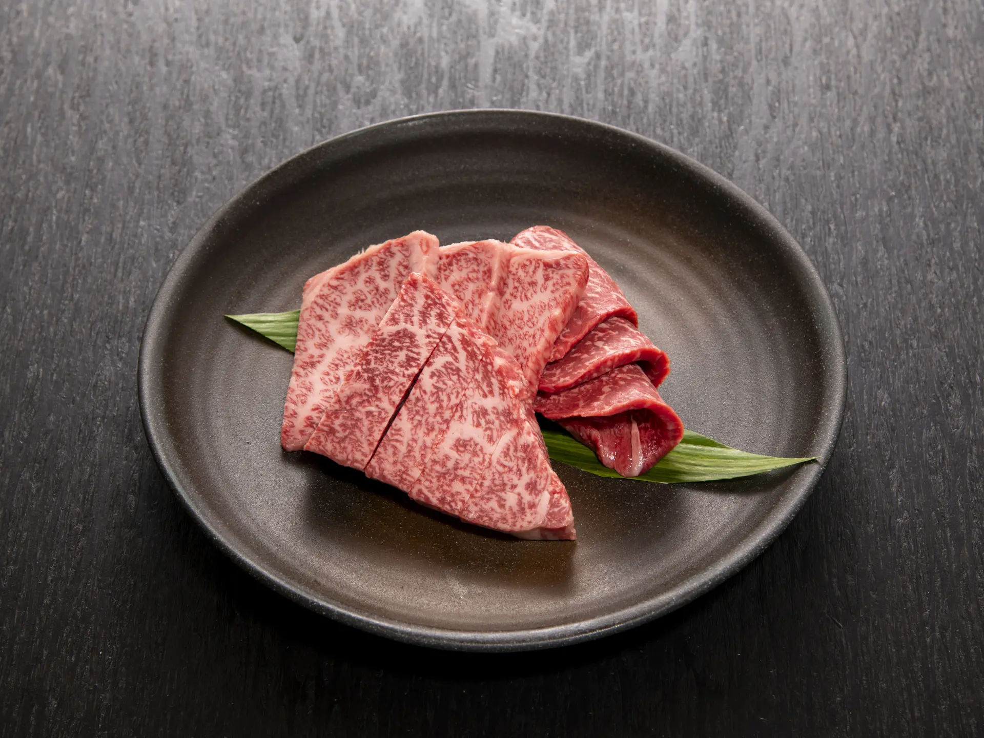 隠岐牛の上等部位を盛り合わせた「特選3品盛」