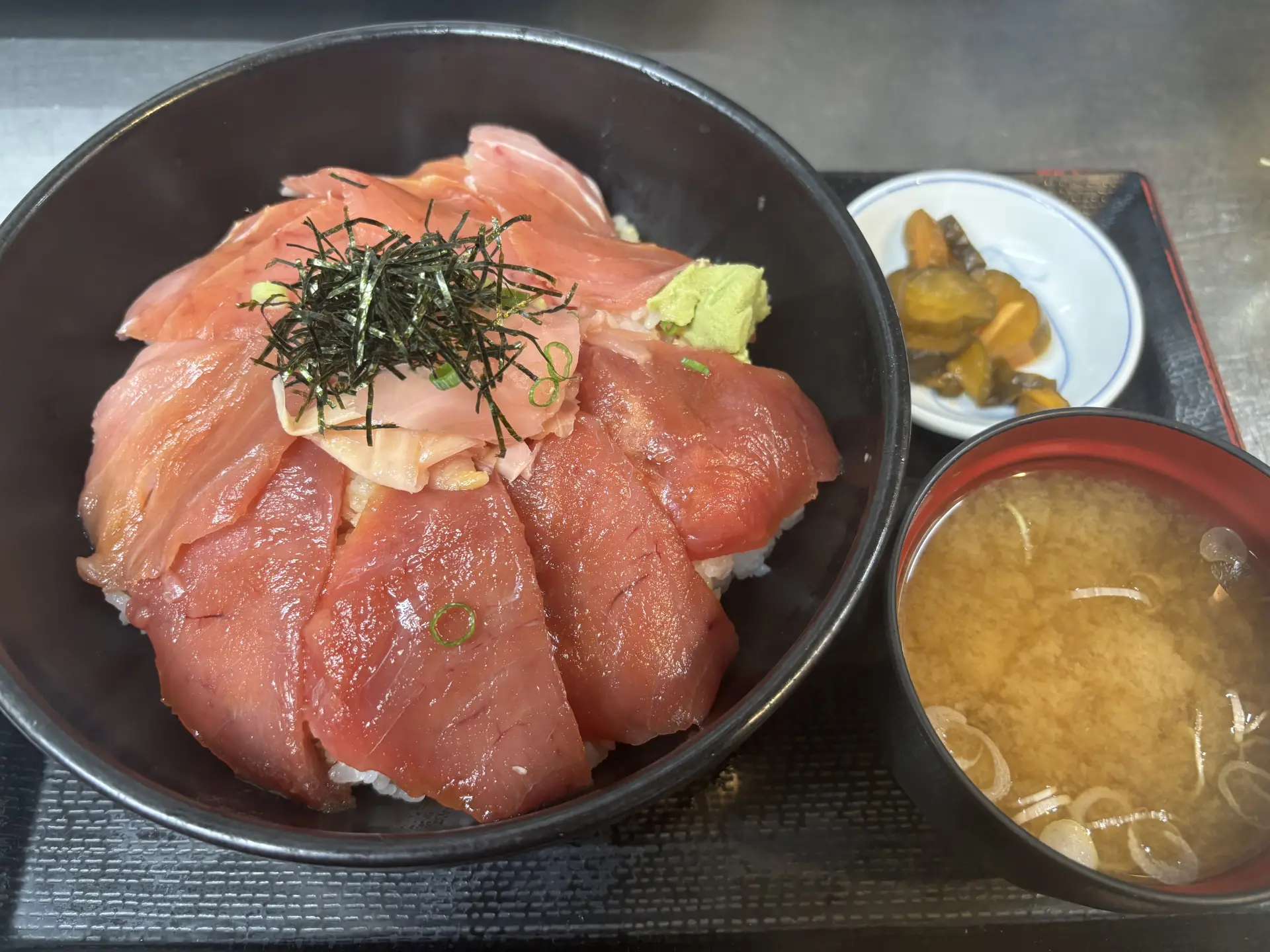 ご飯が見えなくなるほどネタが盛られた「まぐろ丼」