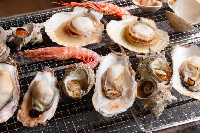 各テーブルに備え付けられた網の上で、自分で焼くスタイル