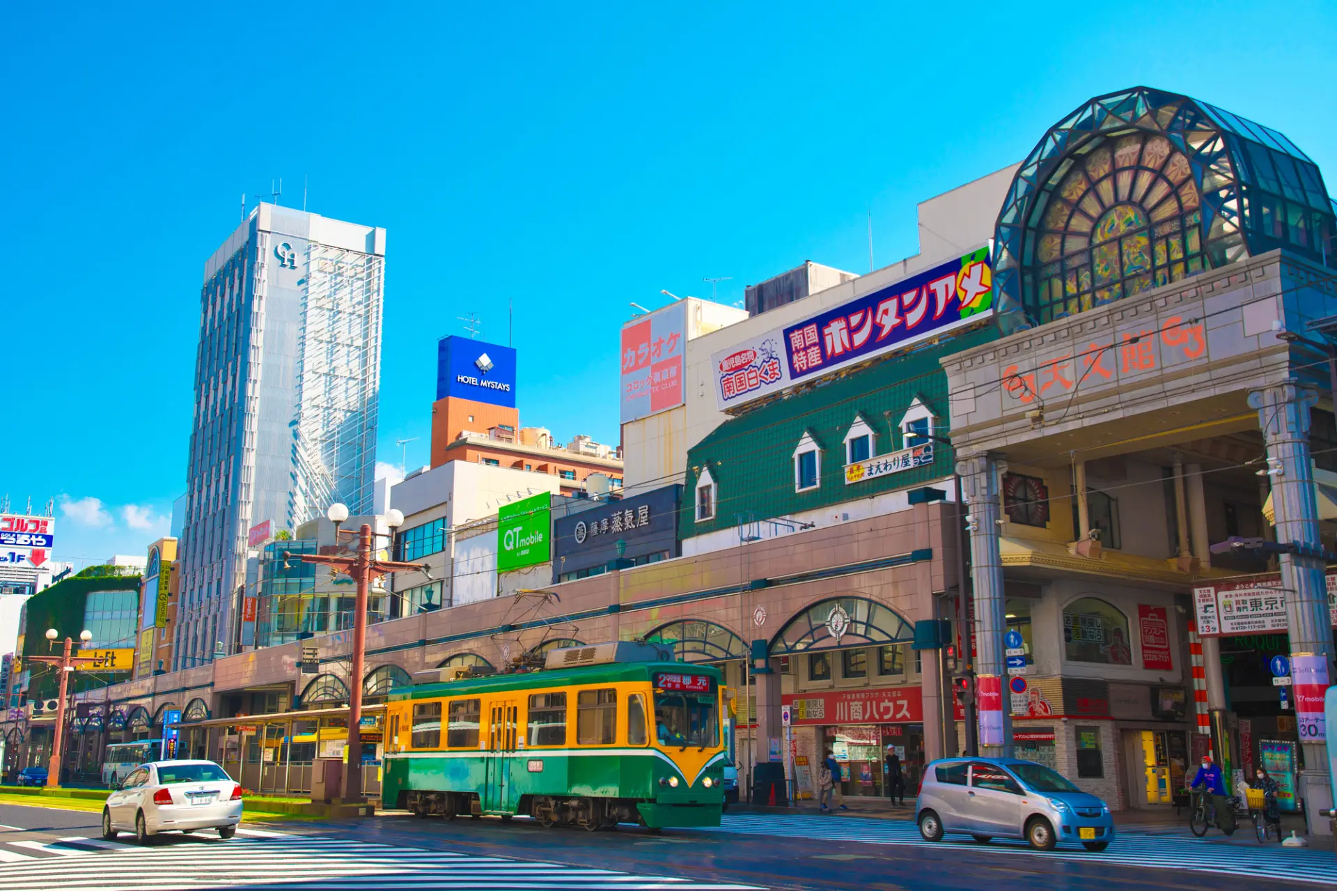 “街の表側”を走るので、街の様子がよく分かる。繁華街もすぐそば