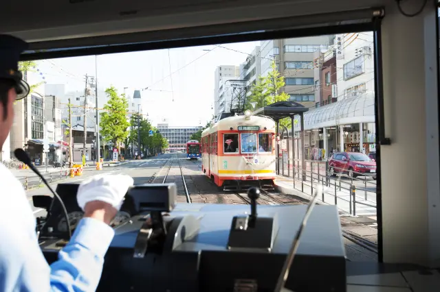 運転席のそばから街の様子を観察するのも楽しい