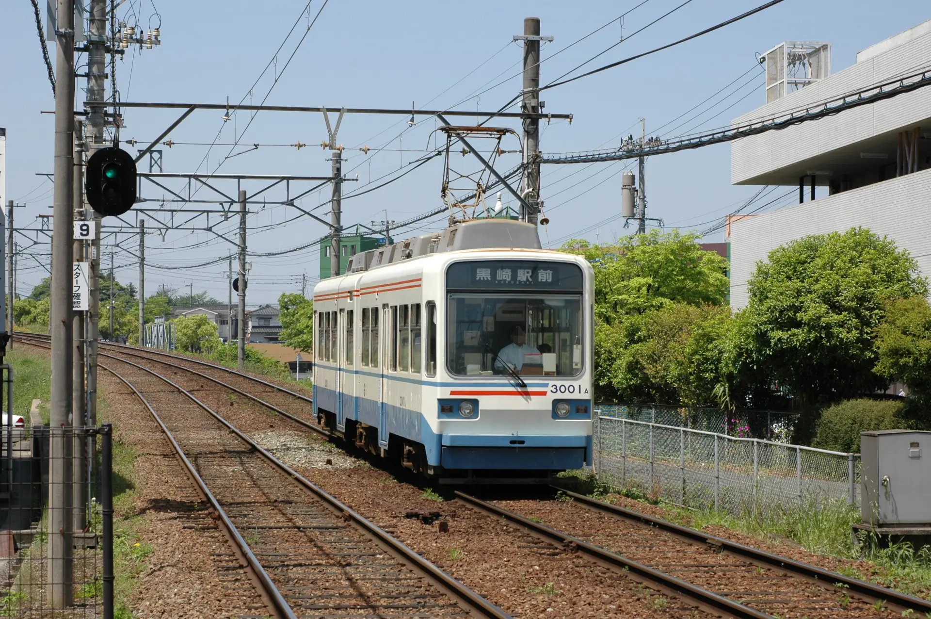 鉄道路線をコンパクトな路面電車仕様の列車が走る