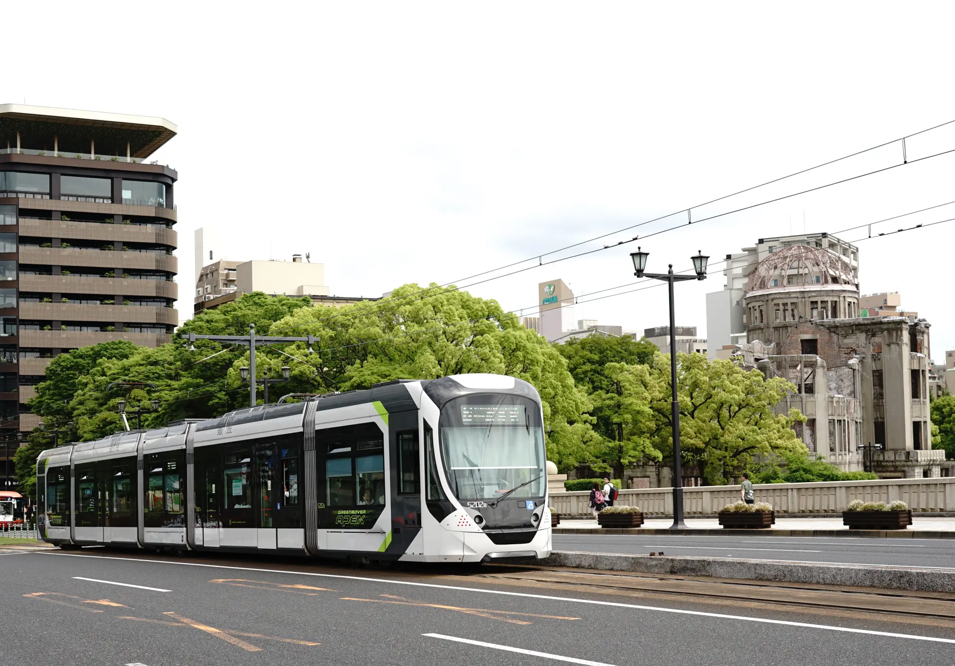 連接の車両も停車し、乗降扱いが行われる