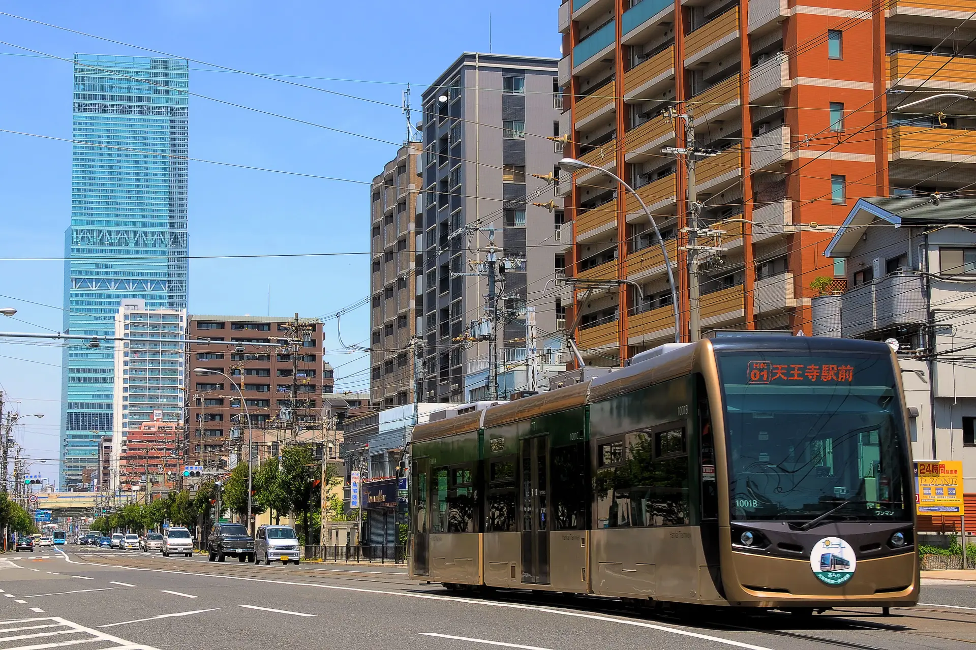 超高層ビルの足元を路面電車が走る