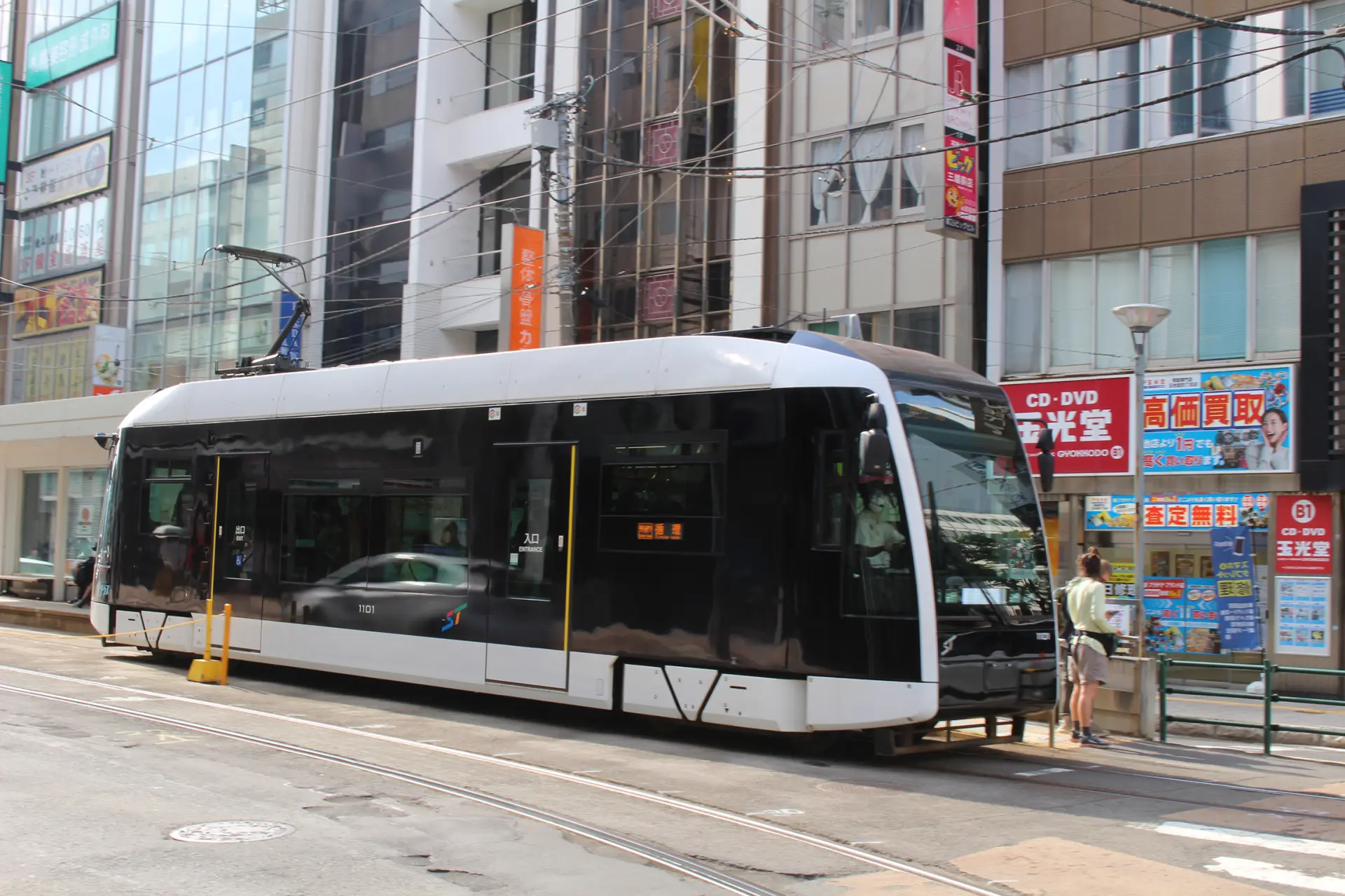 サイドリザベーション方式で、歩道の傍を電車が通る