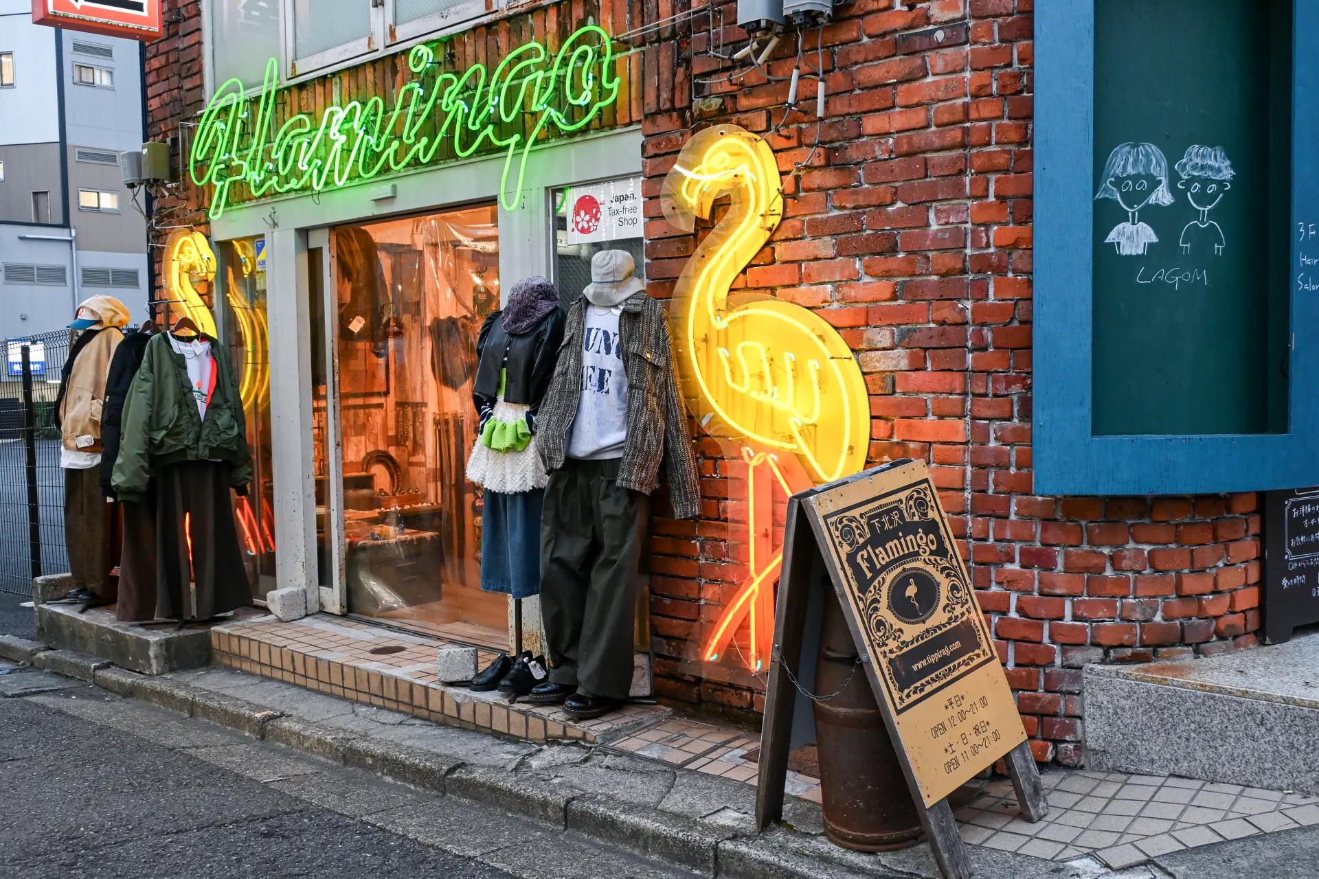店の入口にあるフラミンゴ型のネオンサインが目印