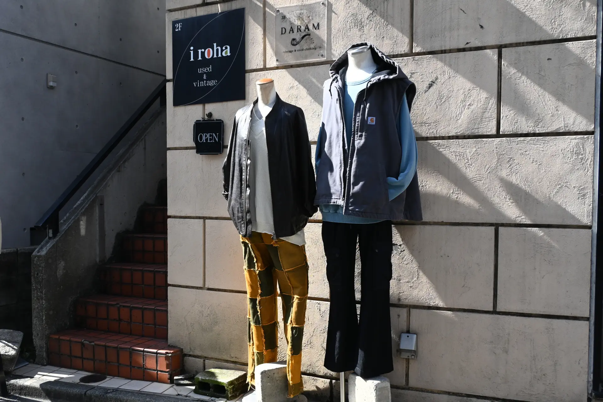 店舗は建物の2階に位置している