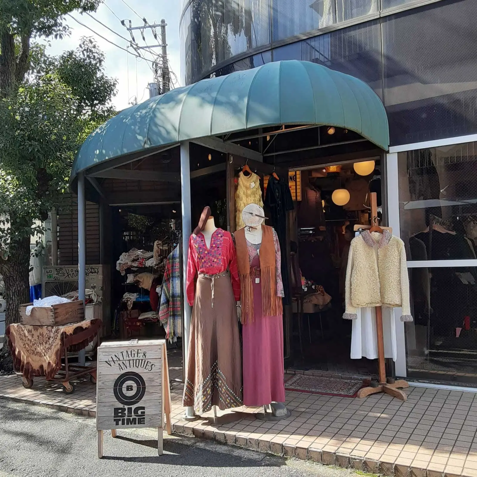 1950〜90年代の良質な古着やアイテムが揃う