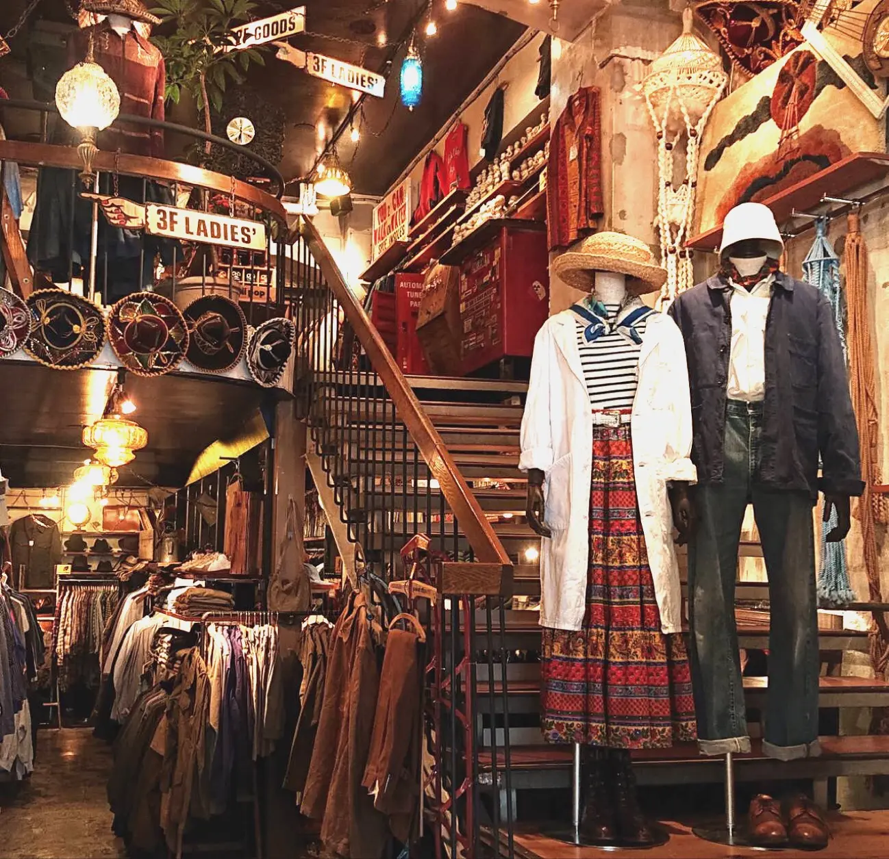 古着に合わせてレトロな雰囲気の店内ディスプレイ