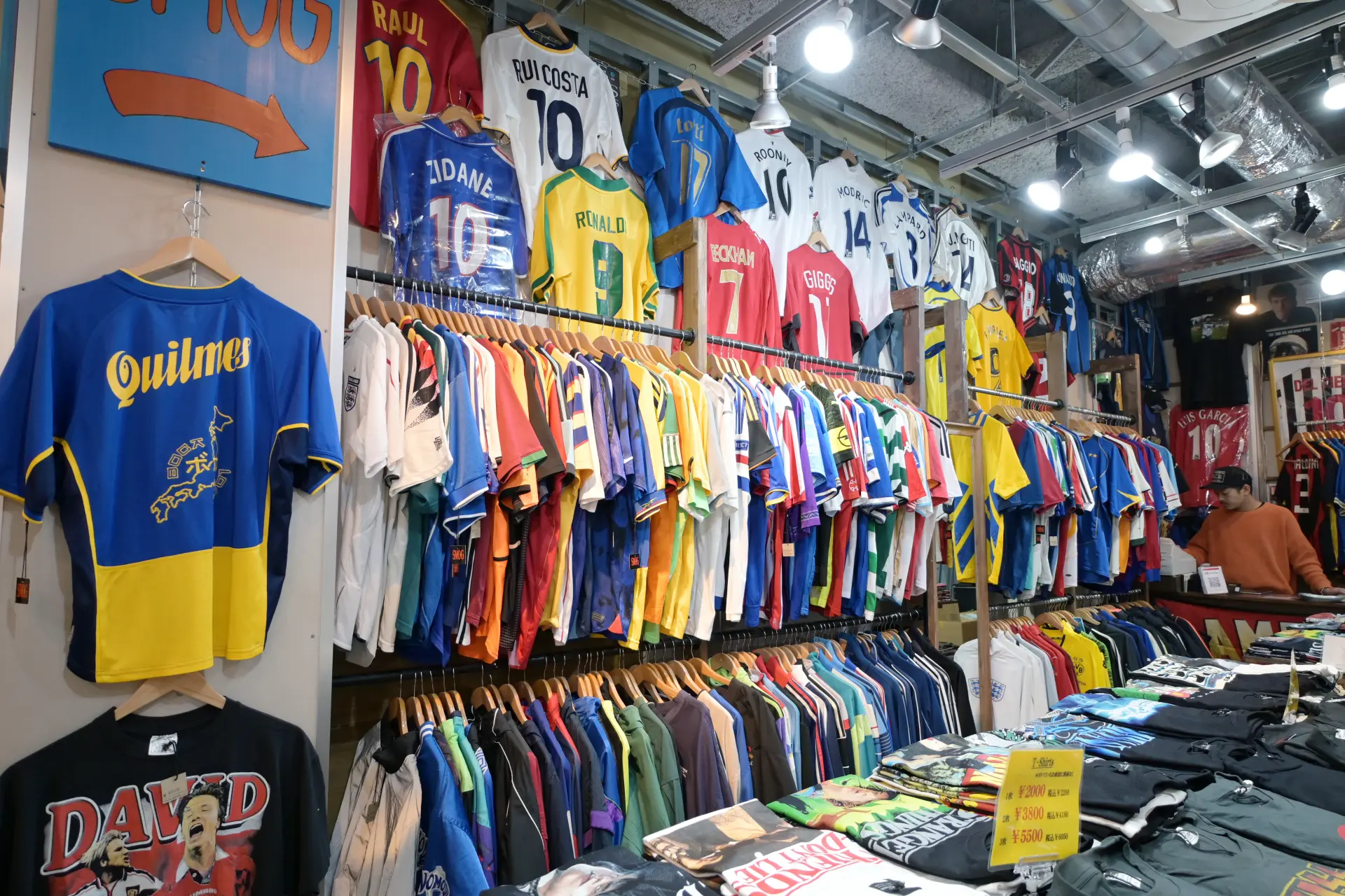 壁一面にずらりとサッカーユニフォームが並ぶ「SMOG」