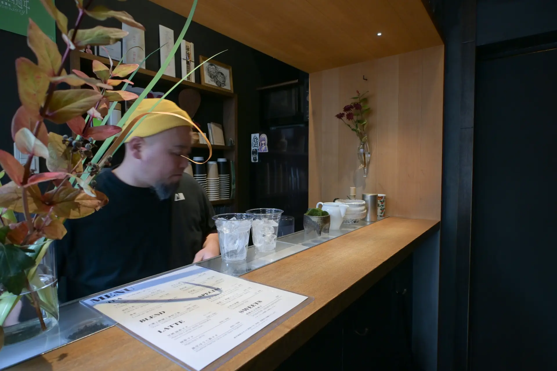 店主が目の前で厳選した日本茶を淹れてくれる