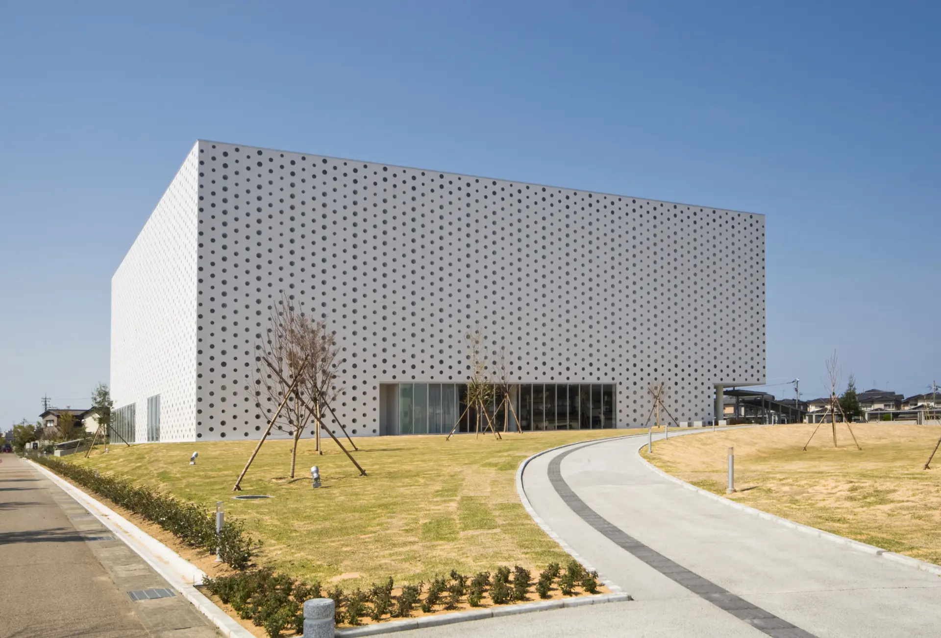 A three-story building measuring 45 m by 45 m and 19 m high