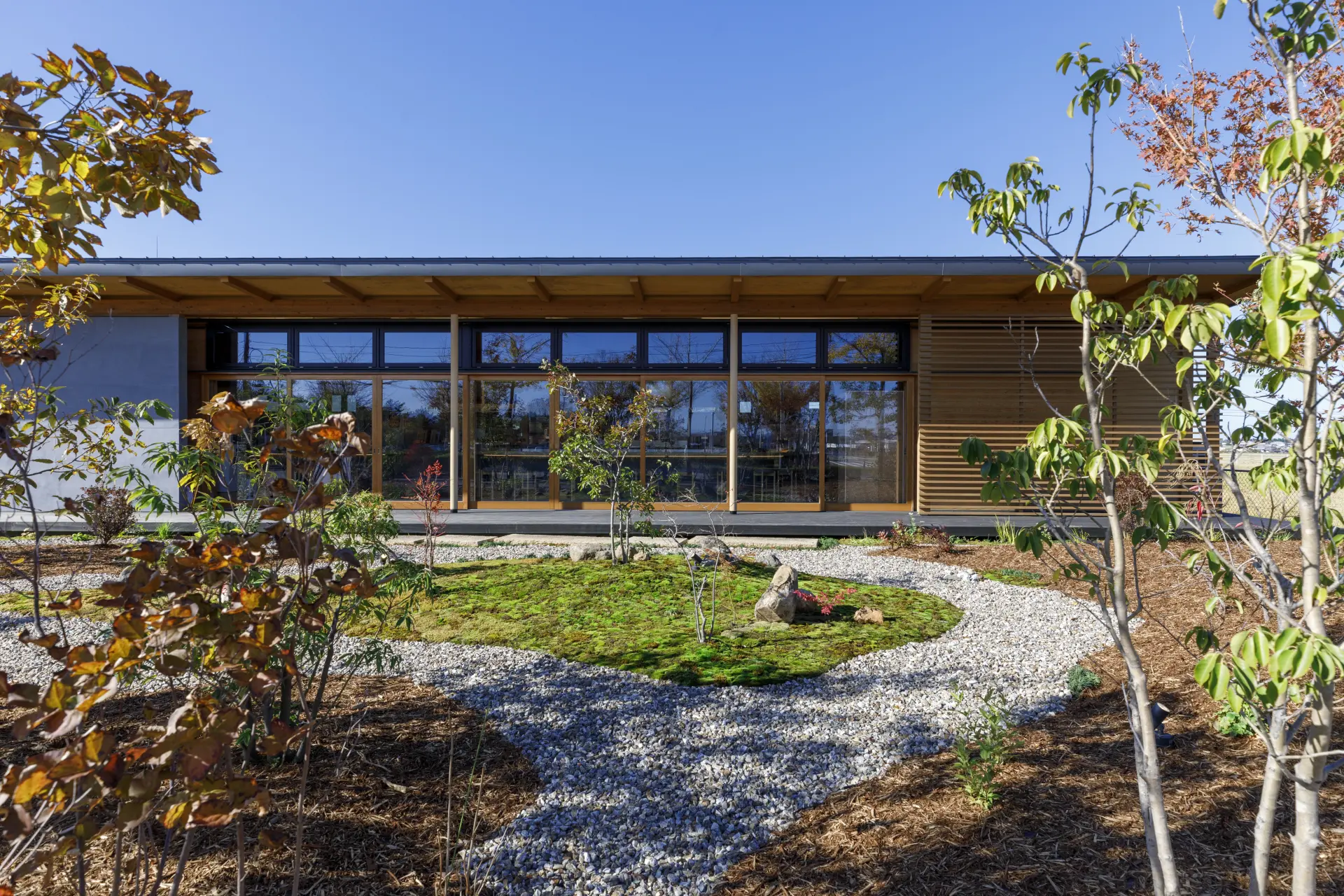 A view woven together by the storefront and the garden