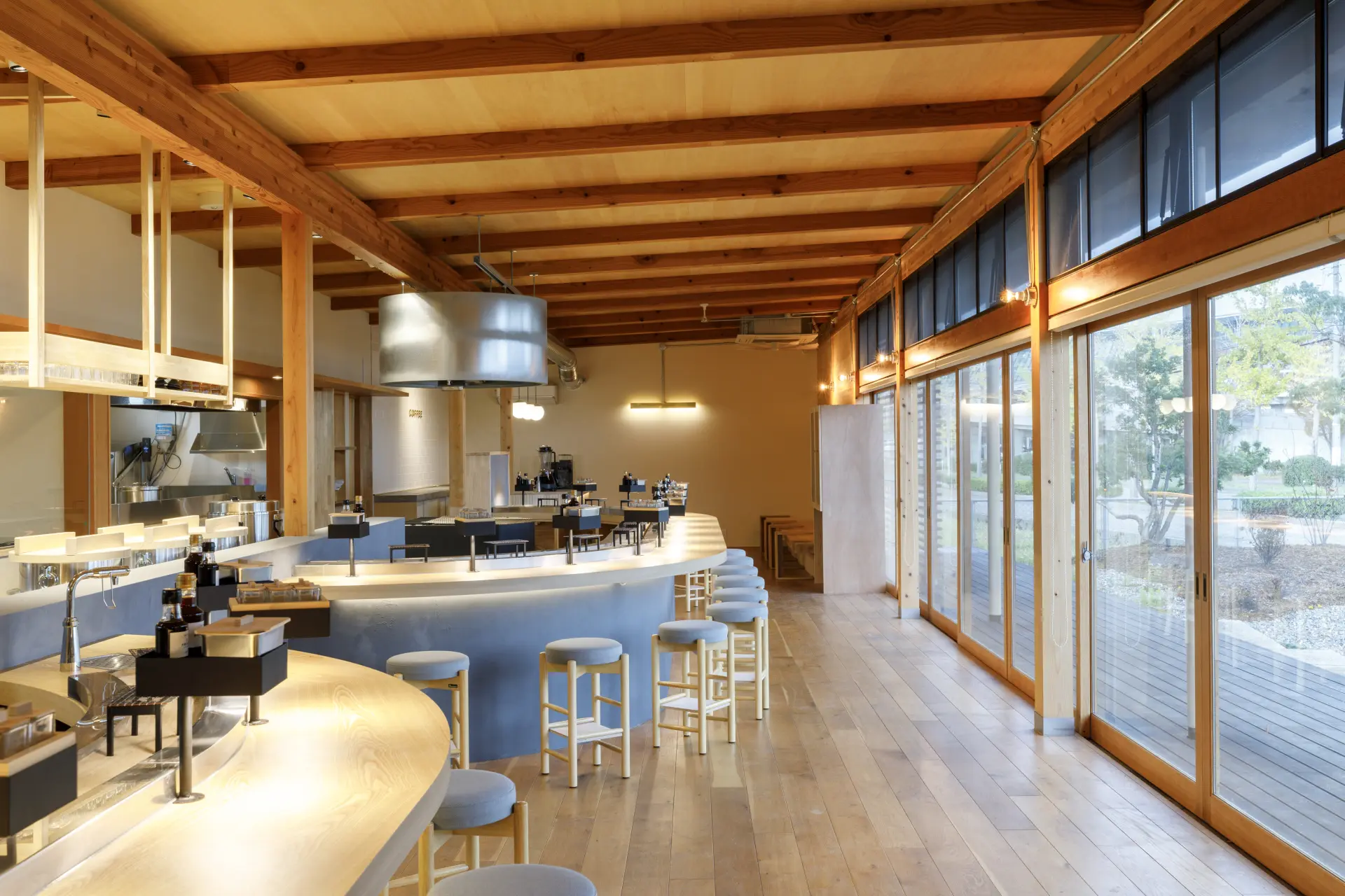 A warm interior that blends Japanese touches with modern style