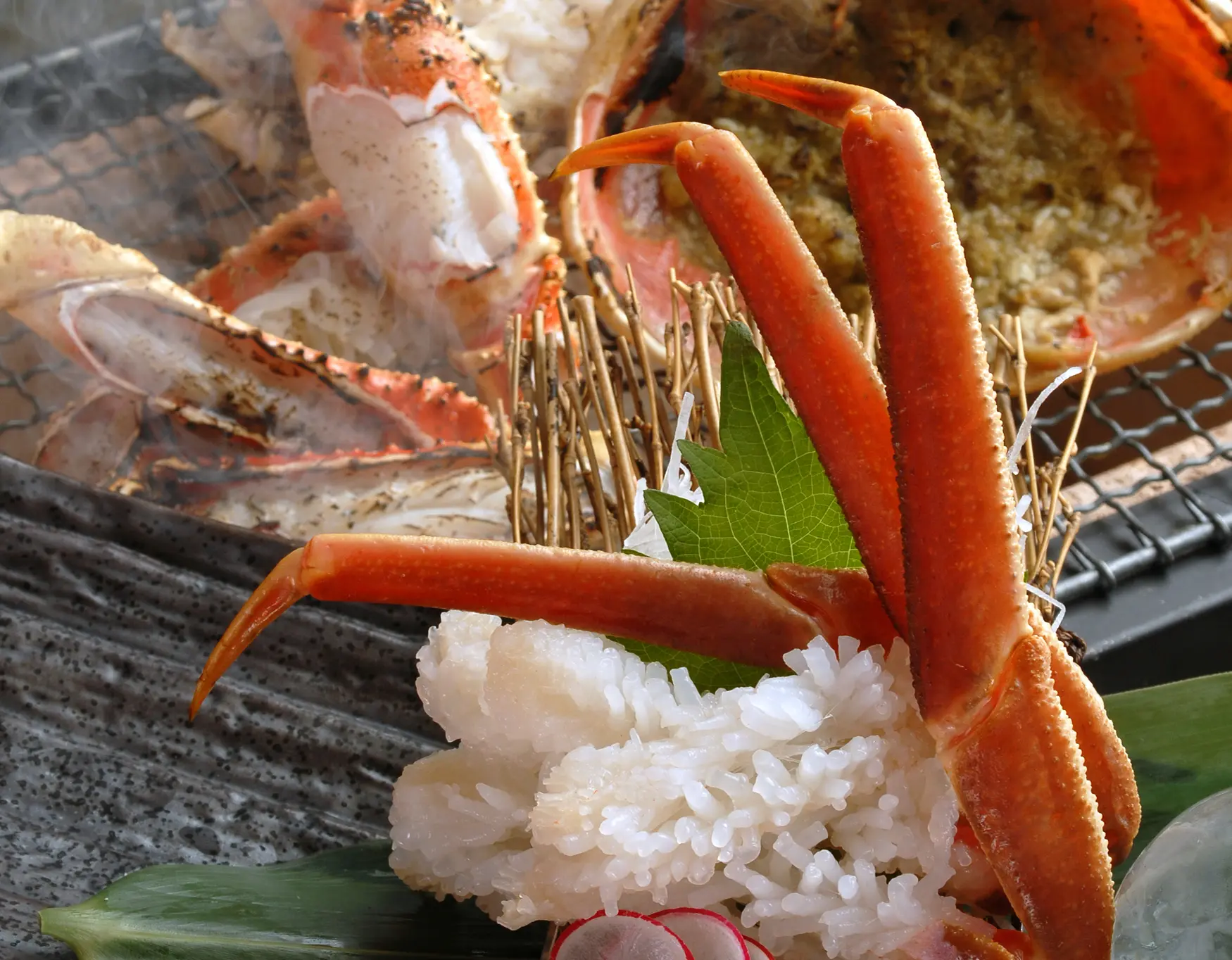 You can enjoy charcoal-grilled crab, sashimi, and shabu-shabu.