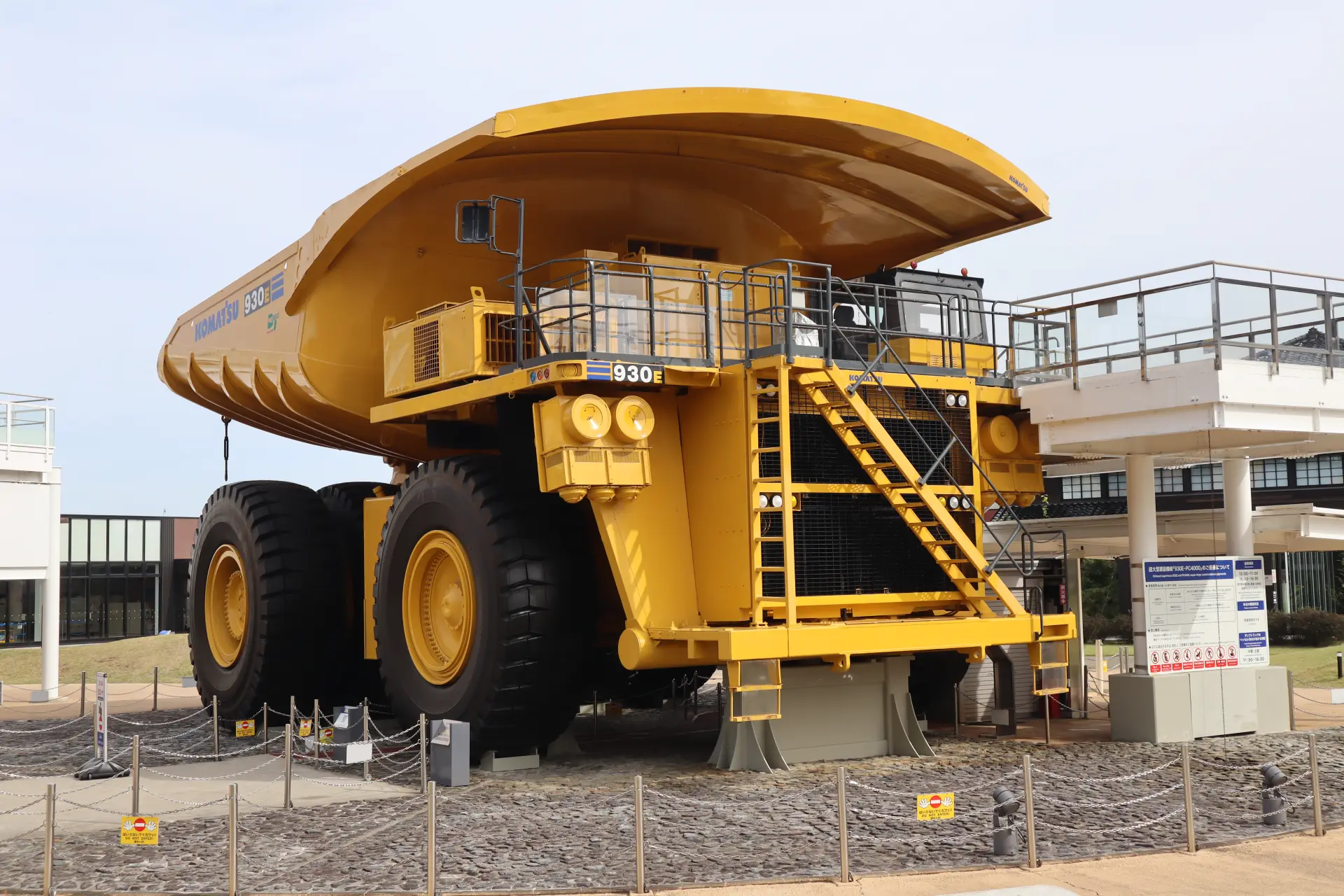 Sheer mechanical glory at the super-large dump truck "930E"!