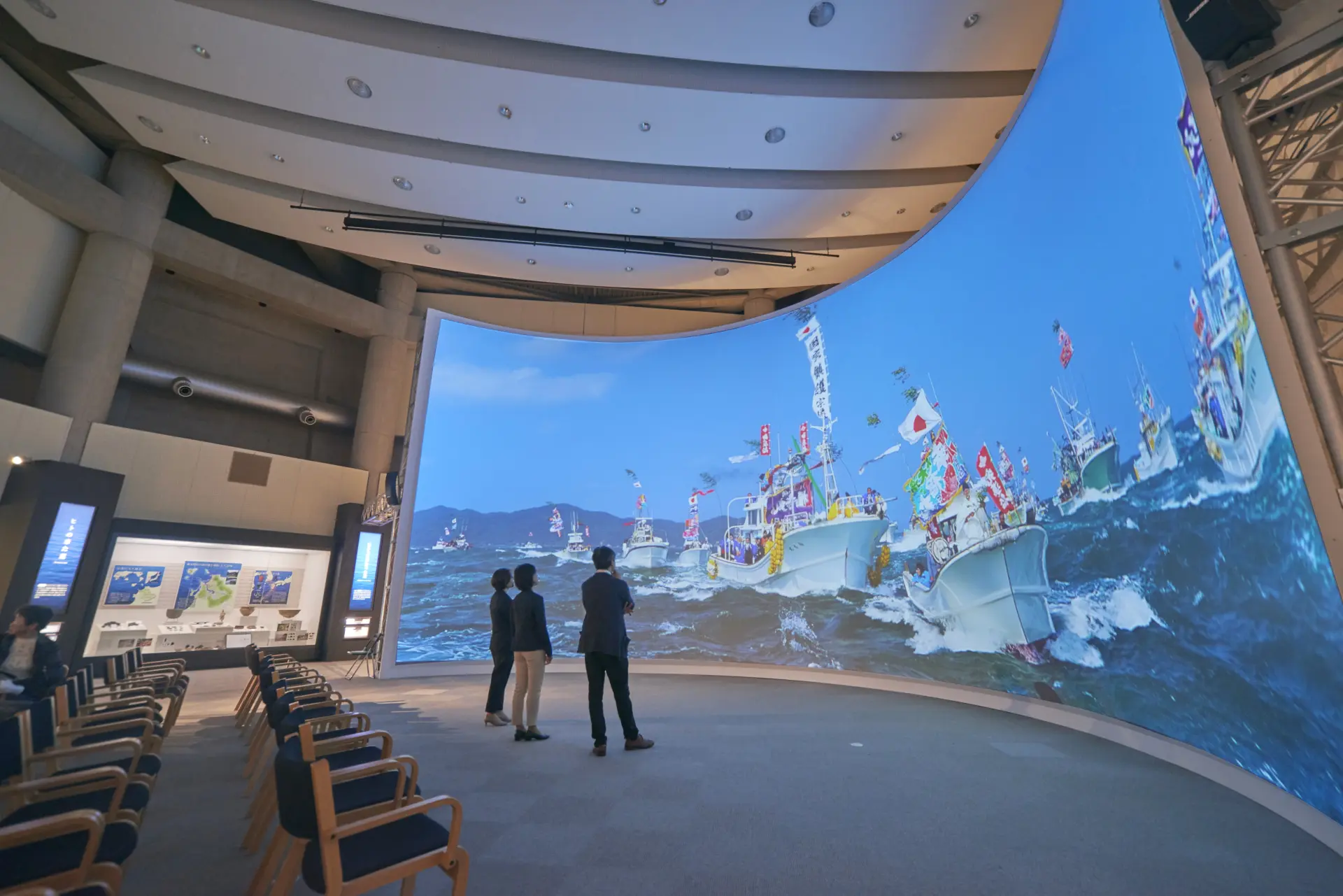 宗像の歴史を視覚的に学べる7✕18mの大型スクリーンで迫力ある映像を鑑賞