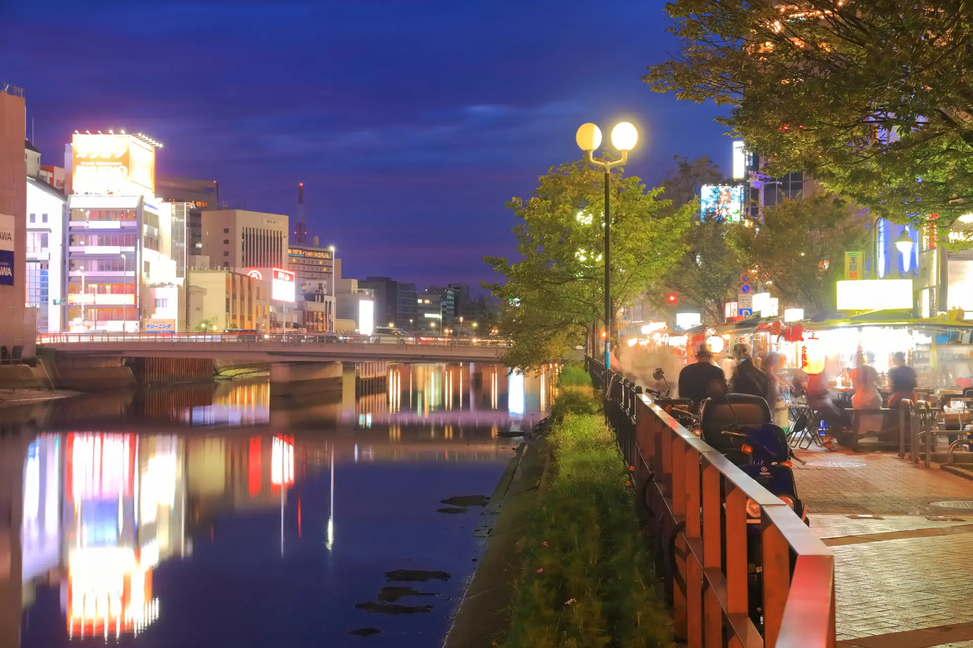 那珂川沿いに屋台がずらりと並ぶ