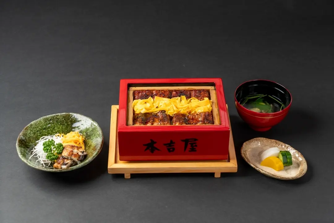「うなぎのせいろ蒸し定食」は酢物、きも吸、香物がセット