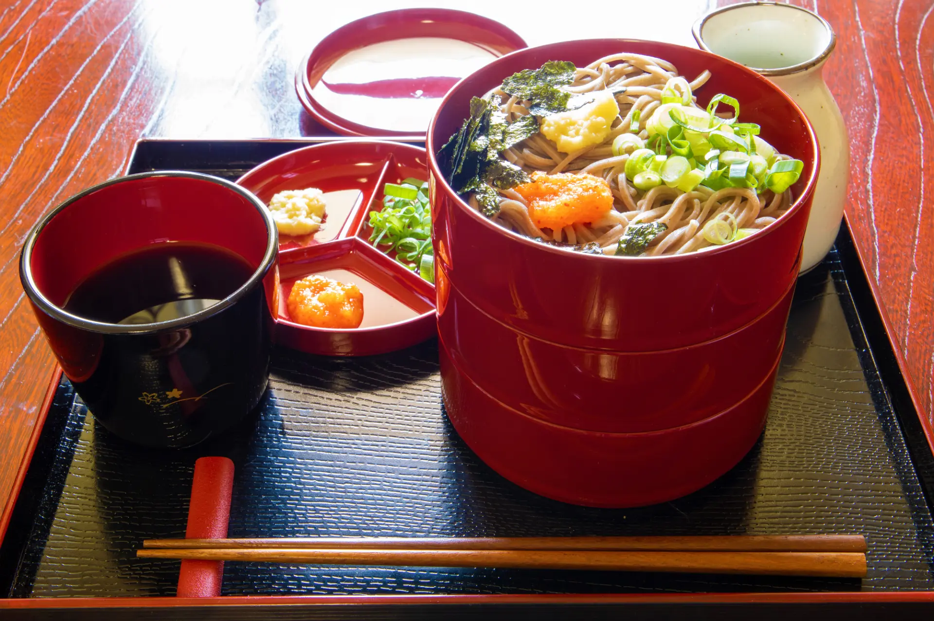 出雲地方の郷土料理「出雲そば(割子そば)」