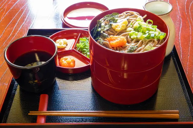 出雲地方の郷土料理「出雲そば（割子そば）」