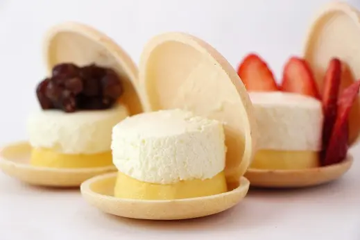 焼き立ての最中がチーズケーキの美味しさをより一層引き立てる