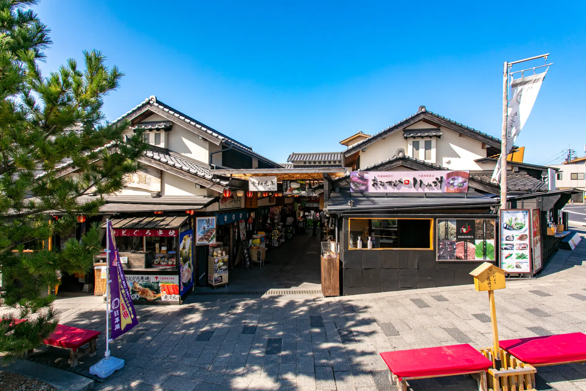 長屋風の建物にご当地グルメやみやげ物が揃う出雲大社前の商業施設