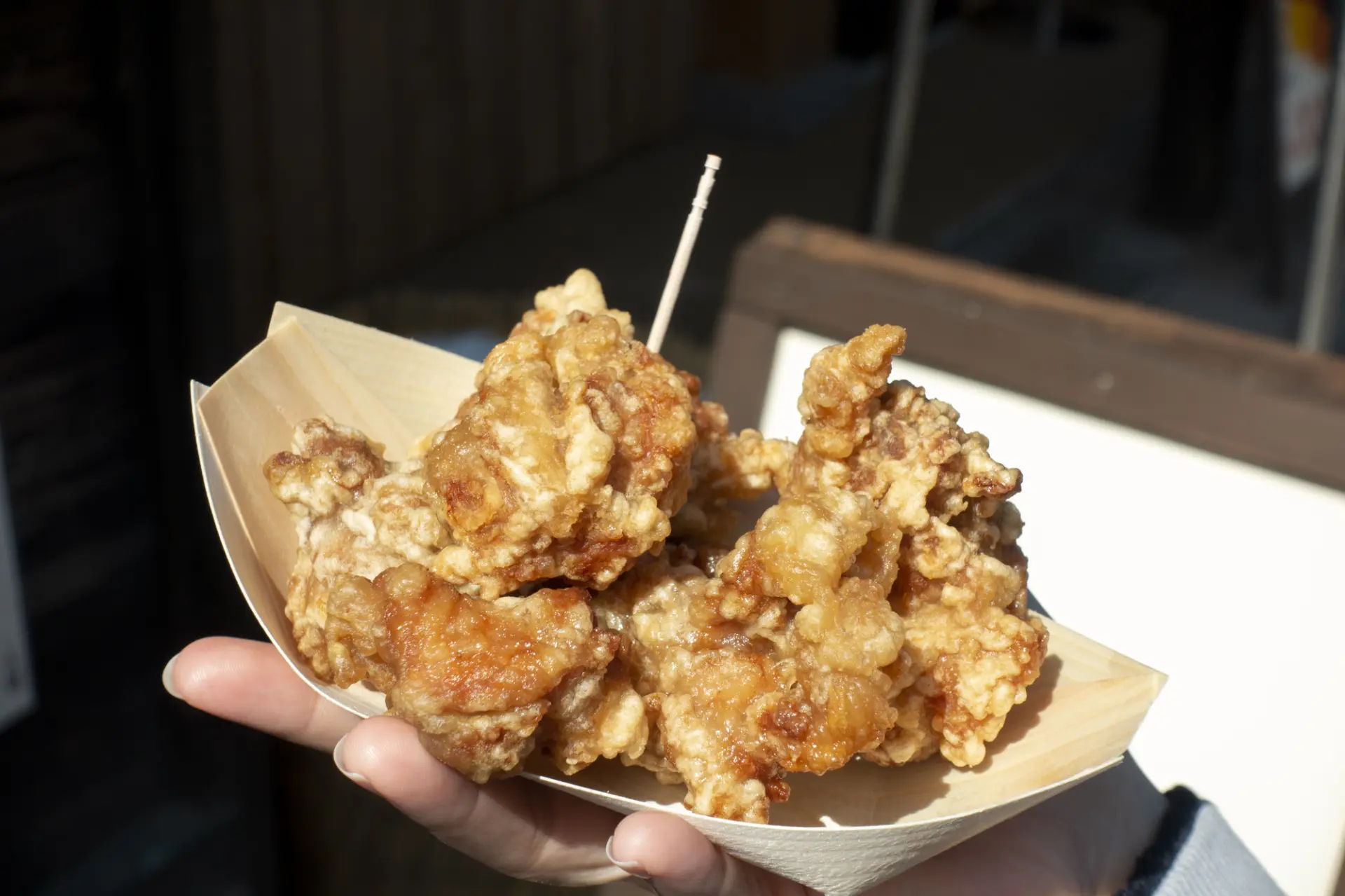 アツアツの唐揚げを食べ歩きしてみよう(※写真はイメージです。)