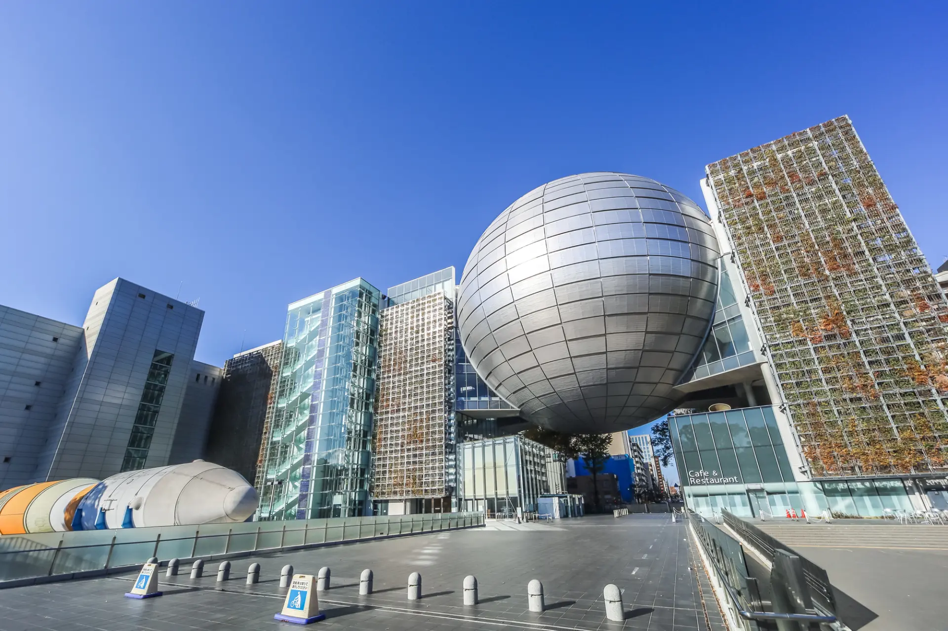 球体ドームがひときわ目を引く特徴的な外観
