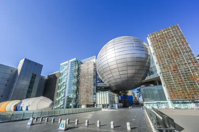 球体ドームがひときわ目を引く特徴的な外観