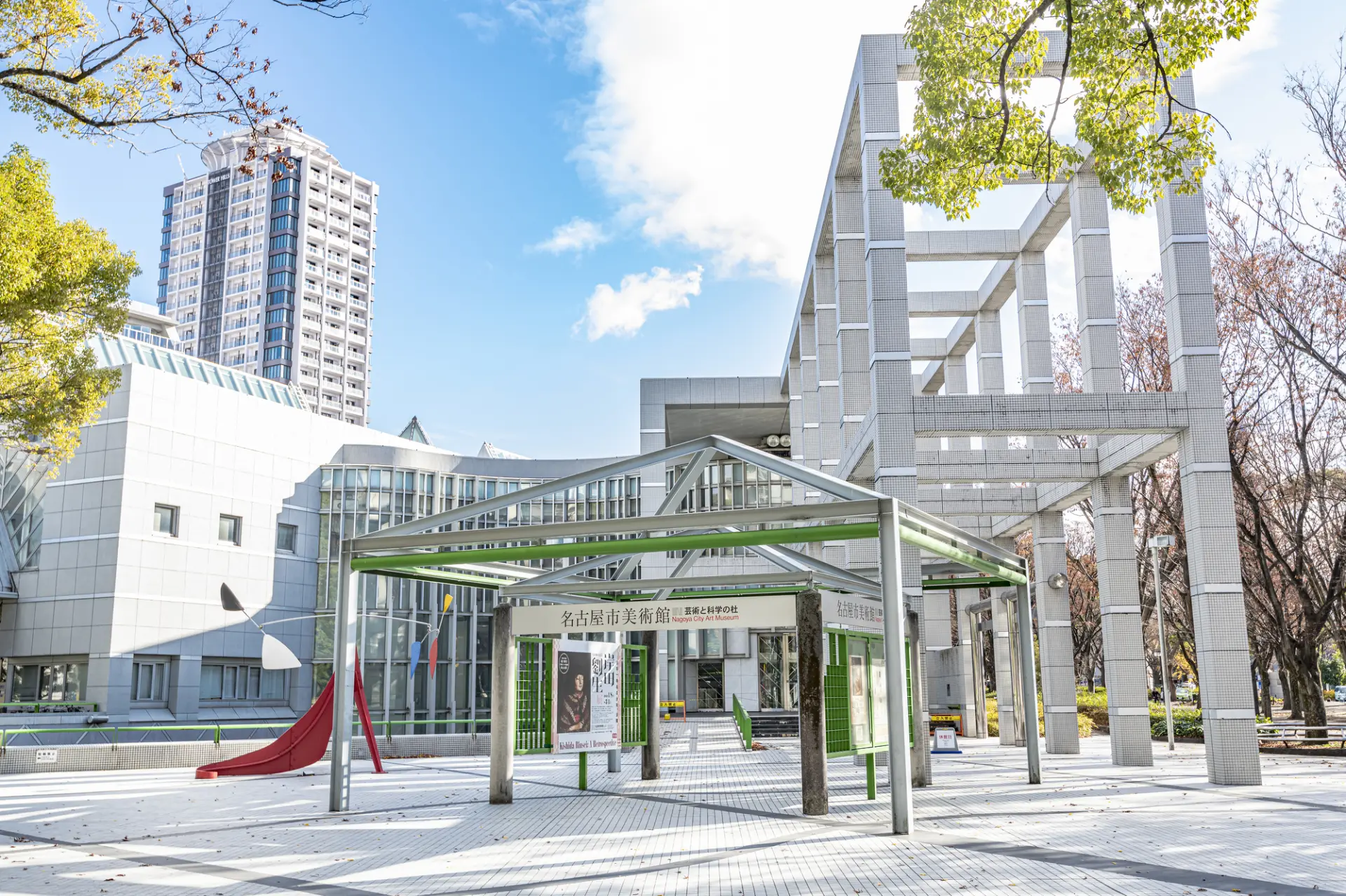 美術館の屋外には現代彫刻が点在