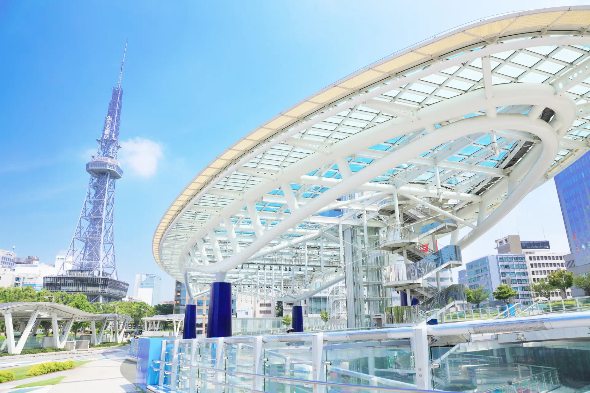 ガラスの大屋根が象徴的な立体型都市公園「オアシス21」