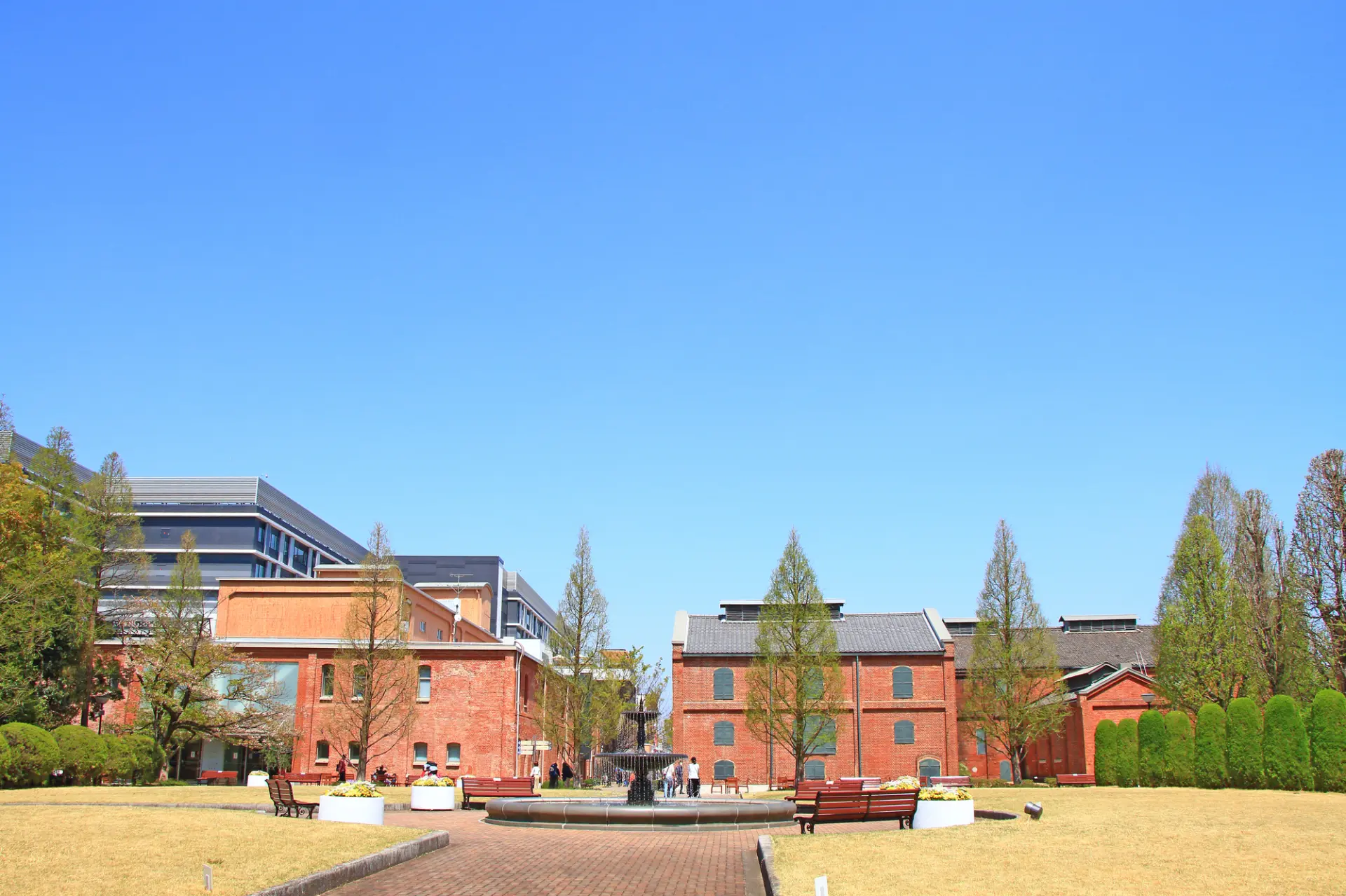 緑豊かな園内に佇む、歴史を感じさせる赤レンガ造りの旧工場