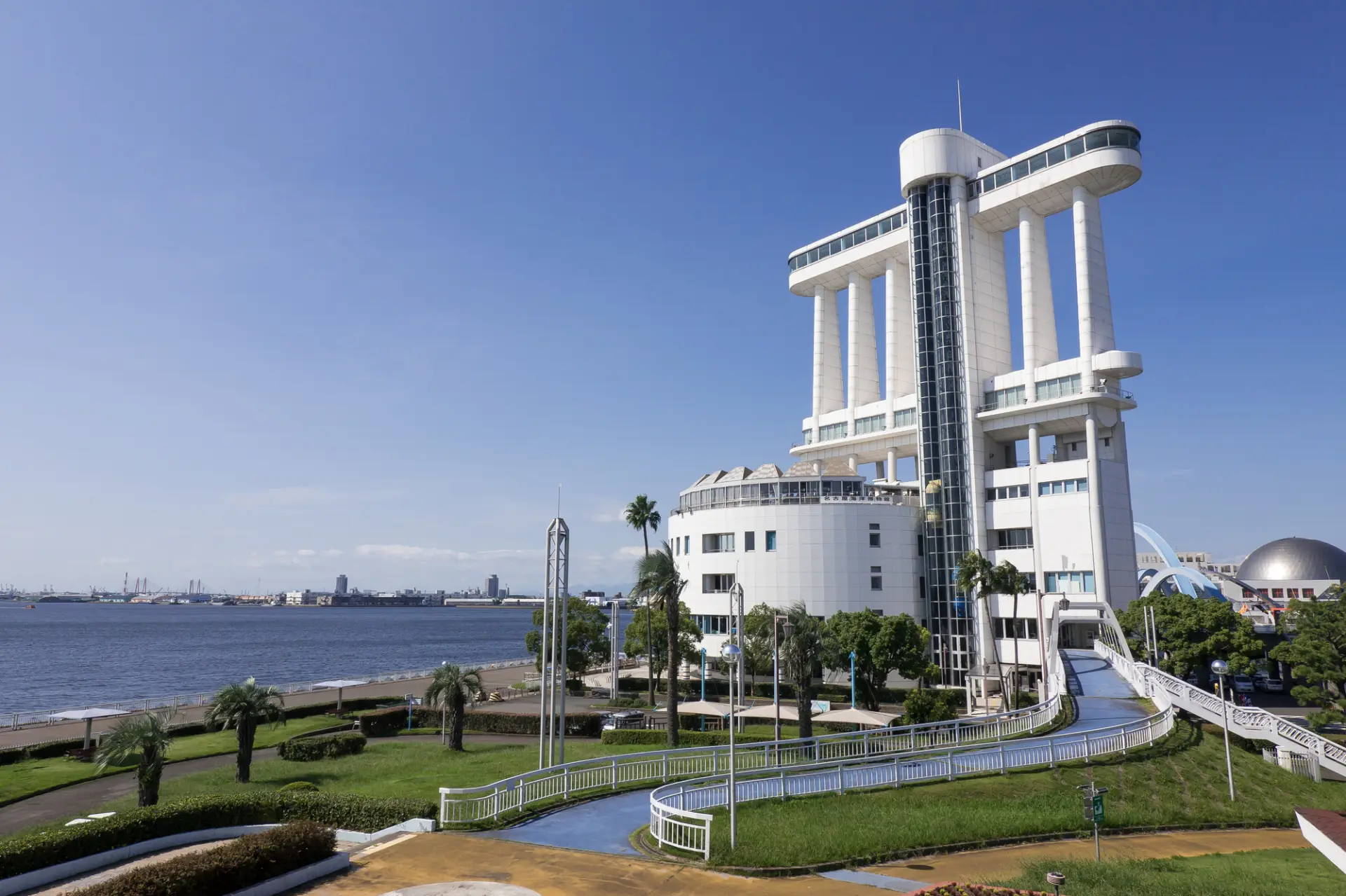 白い帆船をイメージした外観が印象的な名古屋港ポートビル