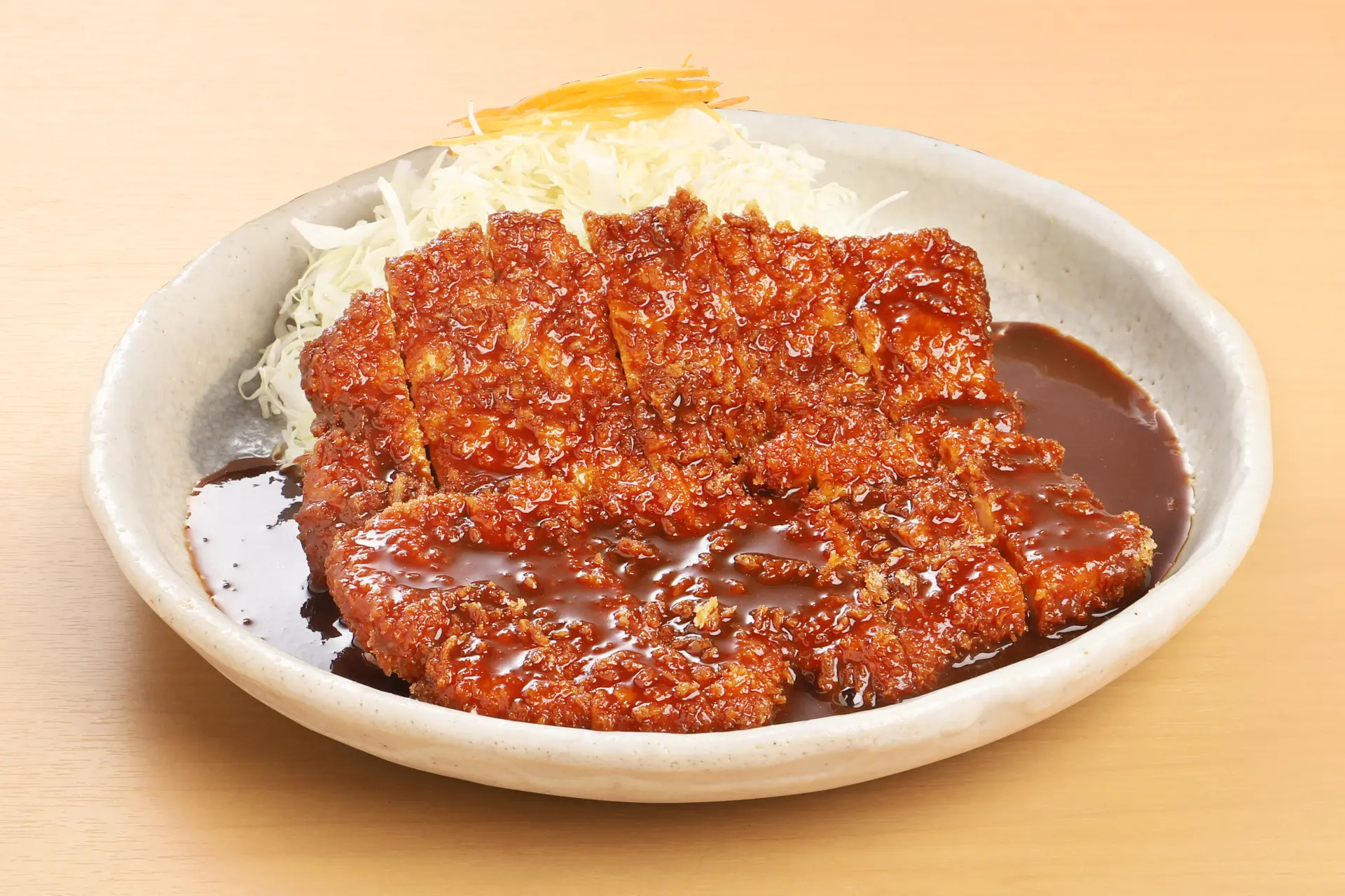 南九州産の上質な豚肉を使用したみそかつを、人気の「わらじとんかつ」などで味わえる