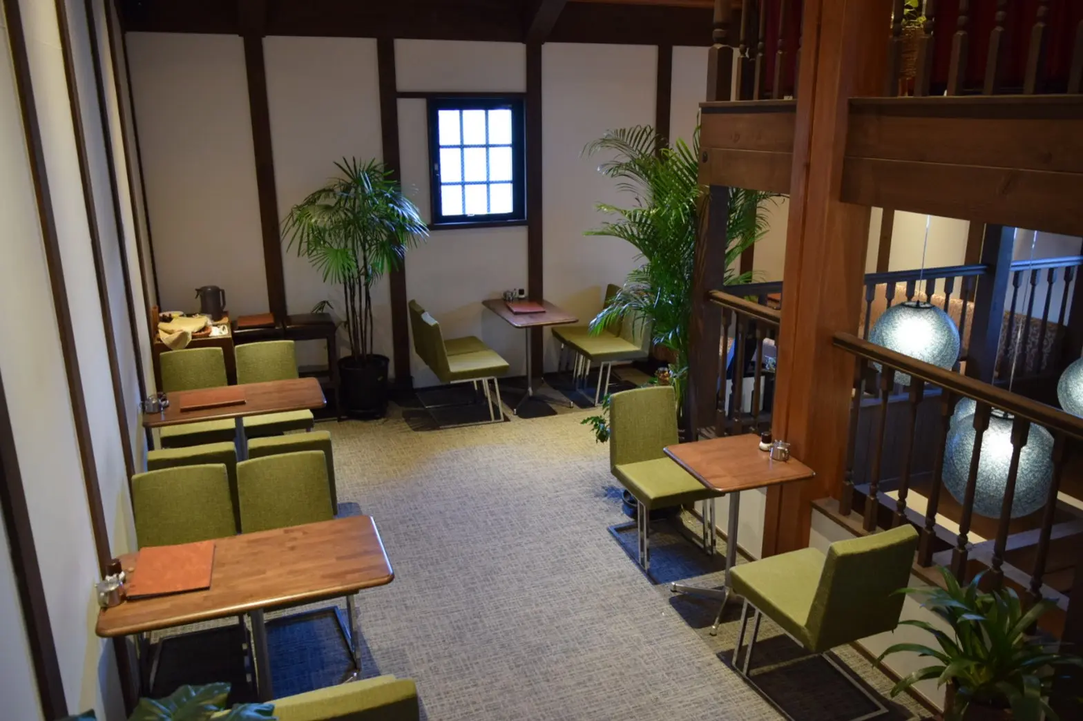 趣ある蔵造り空間に、昭和時代の日本の純喫茶を意識して作られた店内