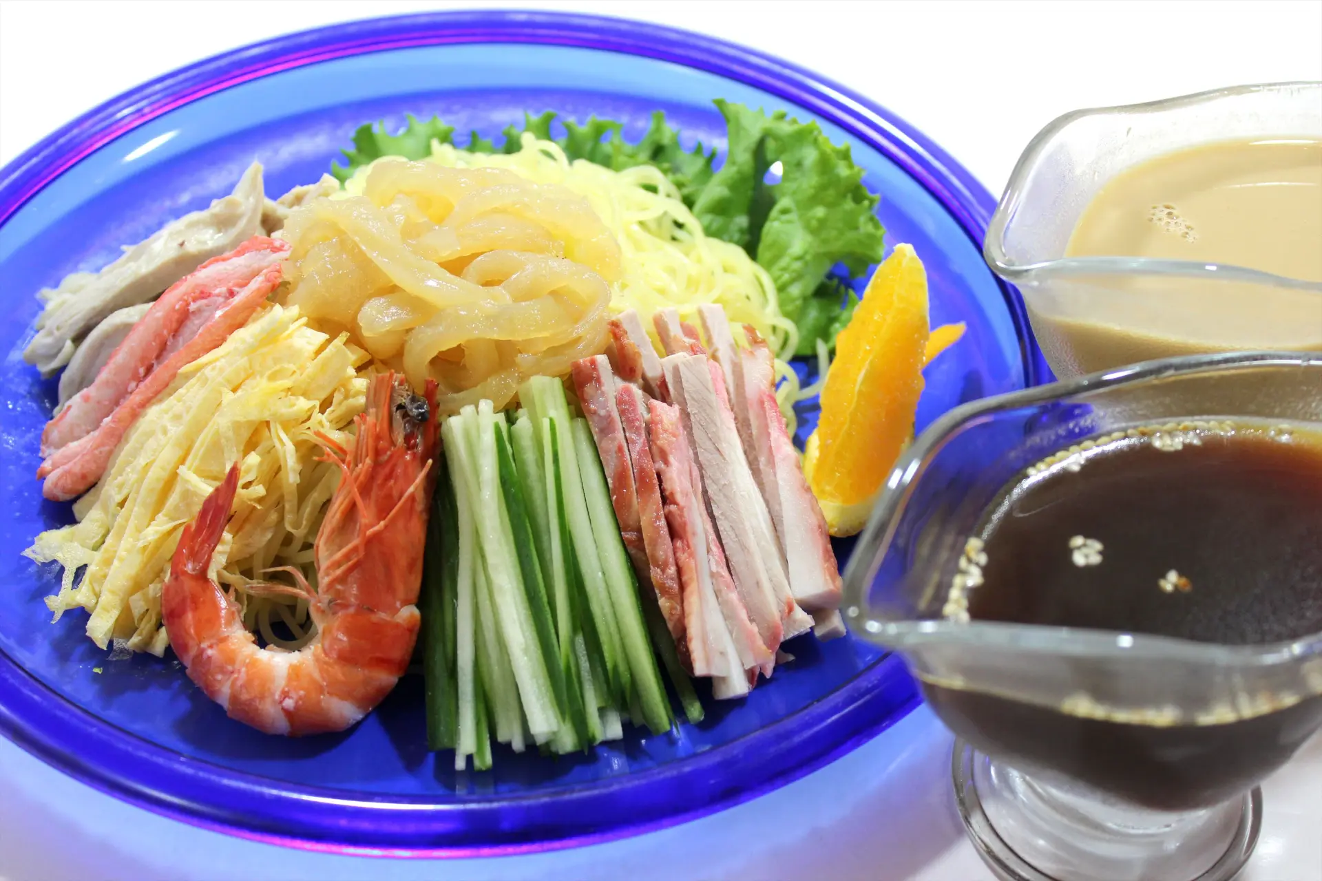 クラゲやエビが彩る名物「クラゲ入り五目冷やし中華」