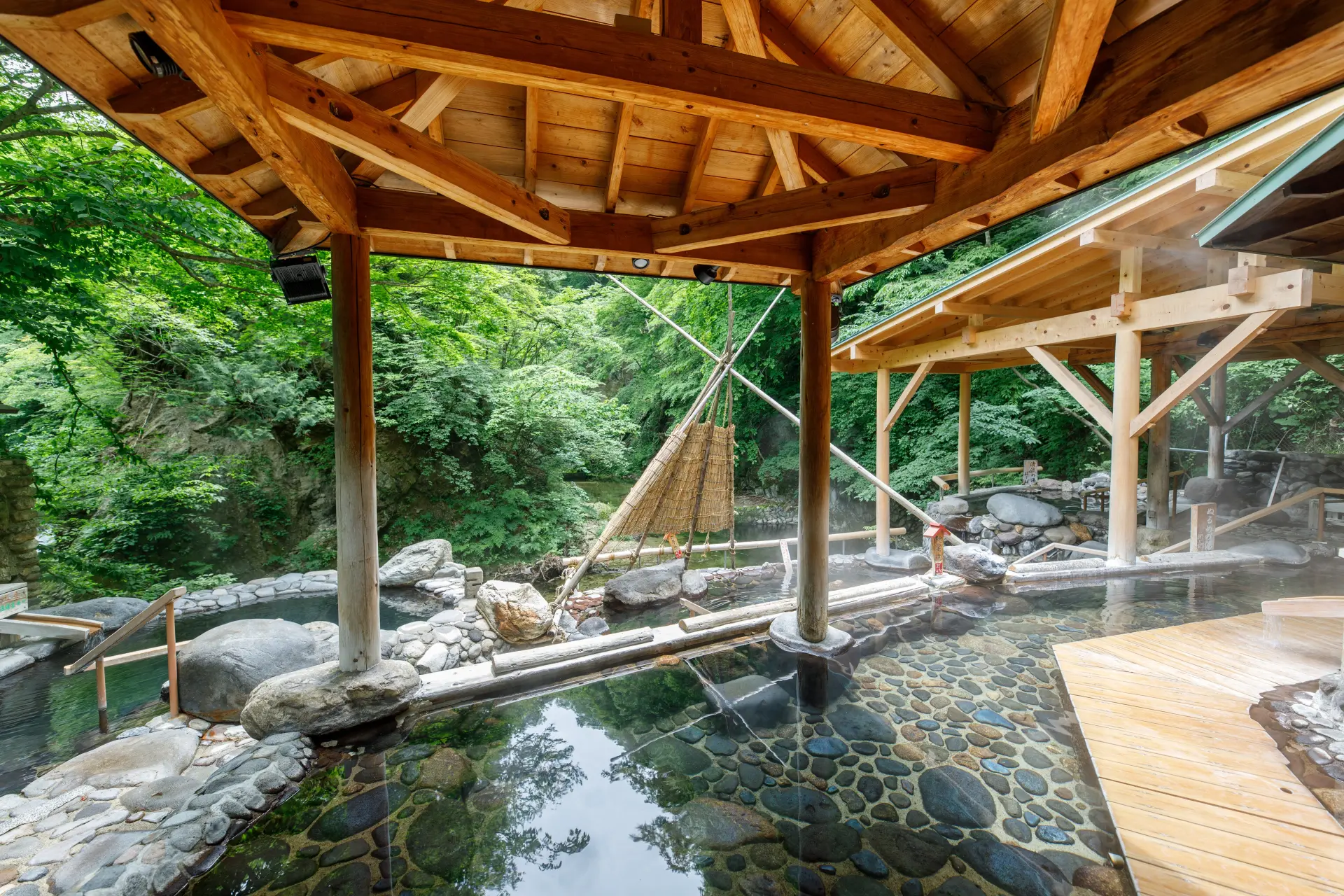 広瀬川源流を望む露天風呂で自家源泉を堪能