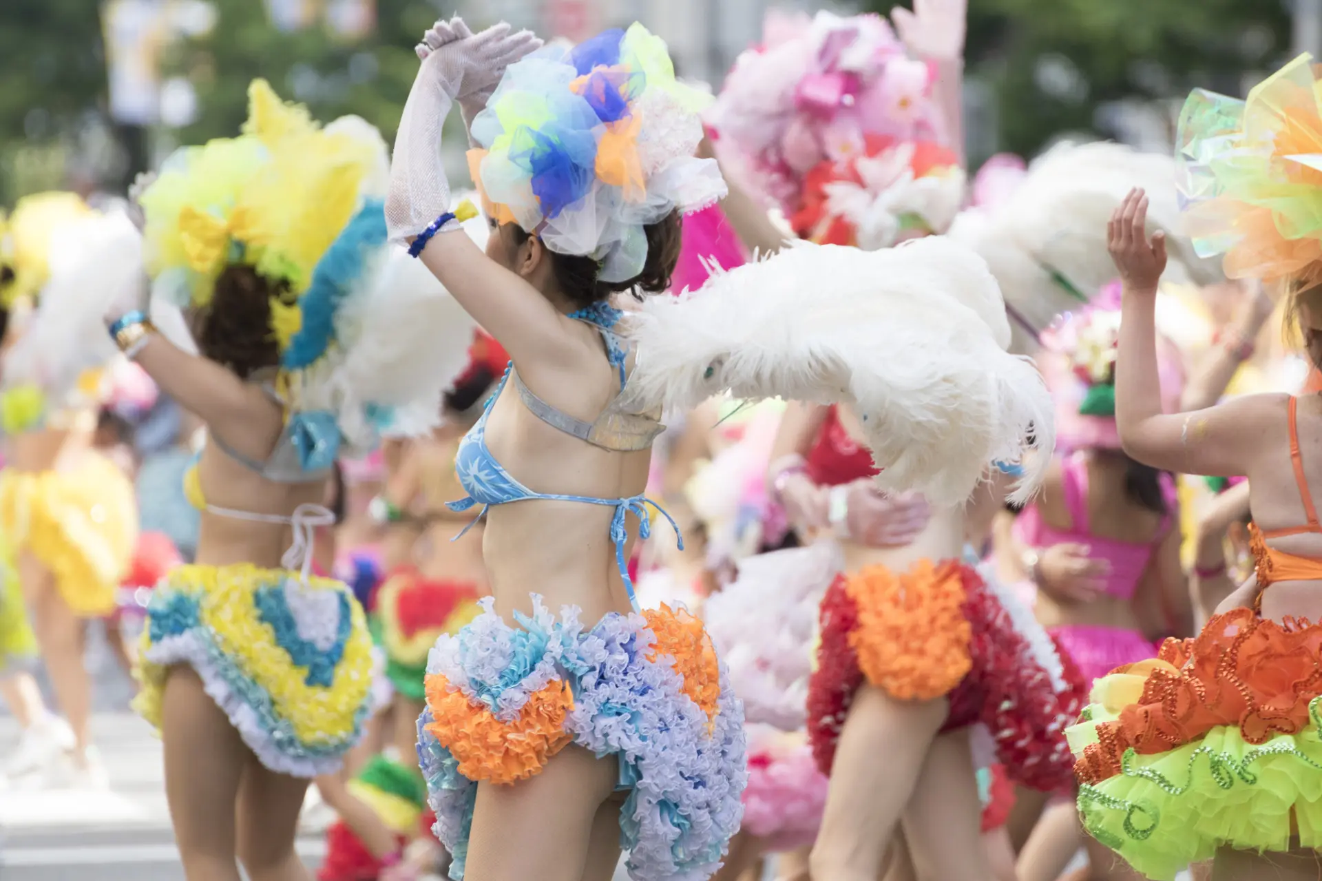 華やかなサンバパレードなどが、神戸のまちを賑やかに盛り上げる