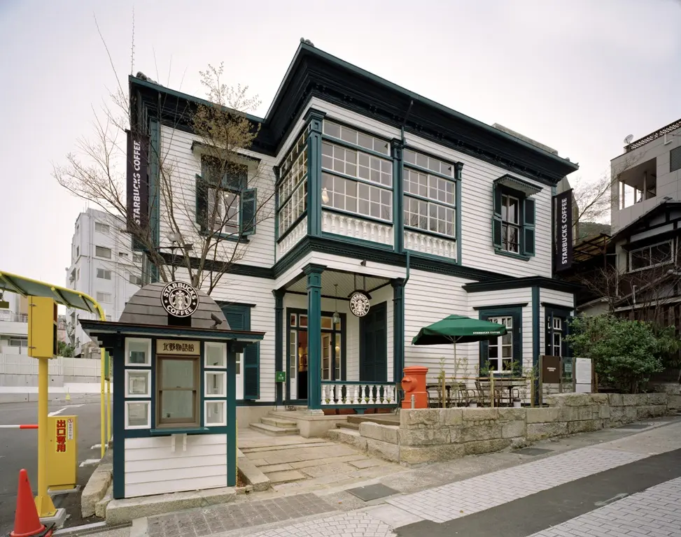 木製の店舗ロゴデザインは、ここだけのオリジナル