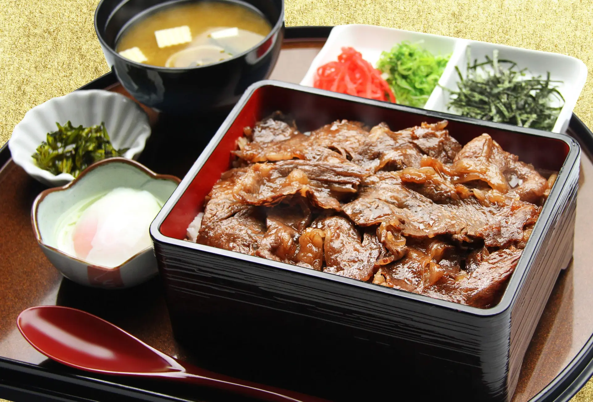 淡路島牛丼をはじめ、淡路島ならではの味が楽しめる