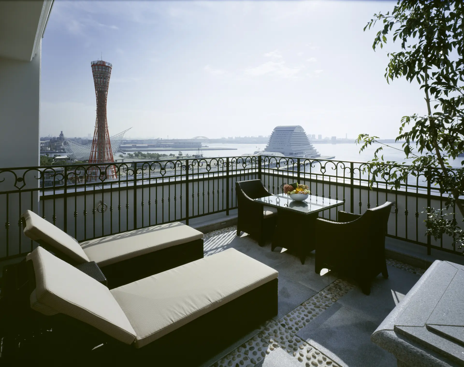 客室テラスからは港町・神戸の景色が眺められる