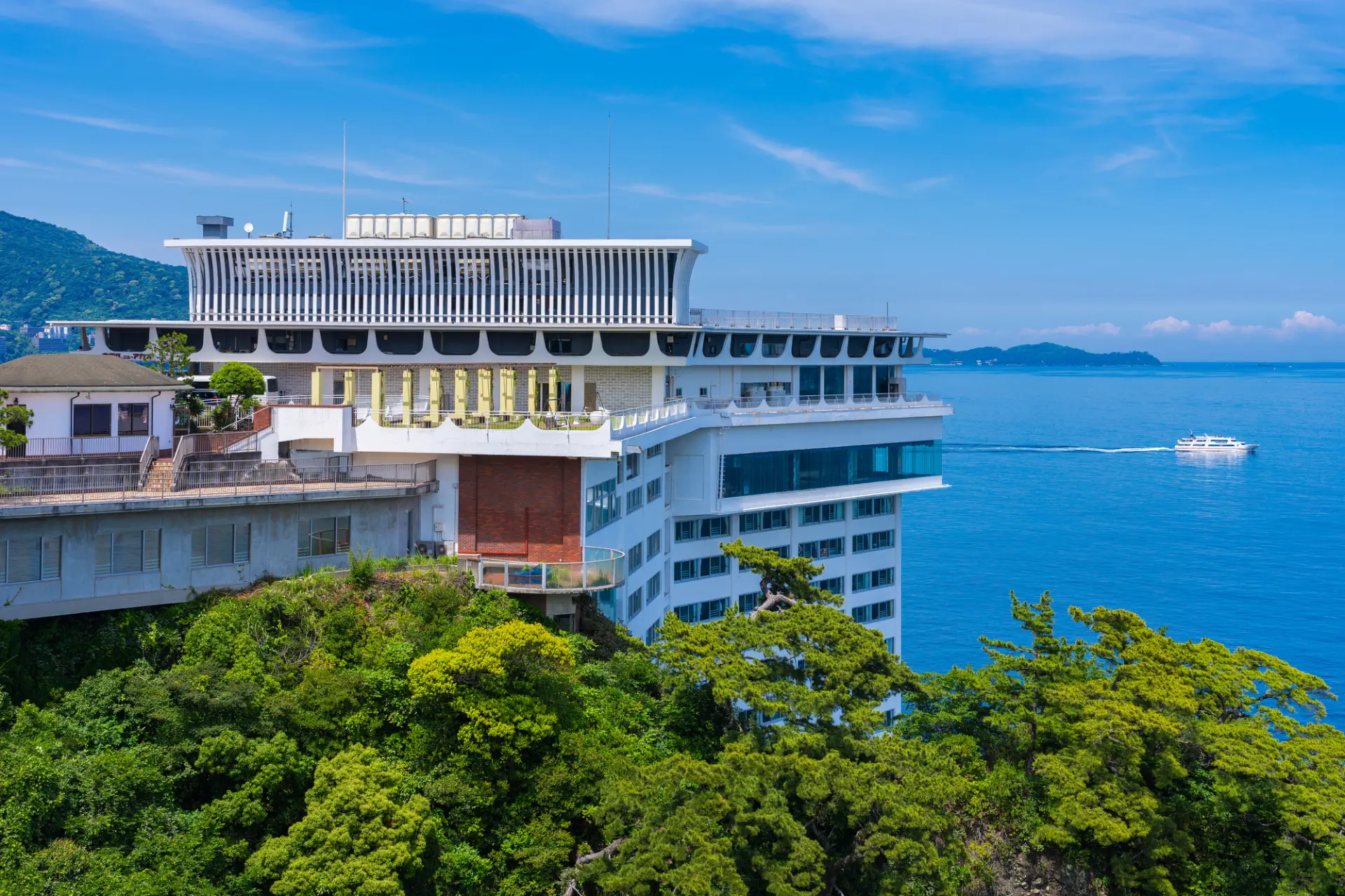 熱海の錦ヶ浦に浮かぶように佇む「ホテルニューアカオ」