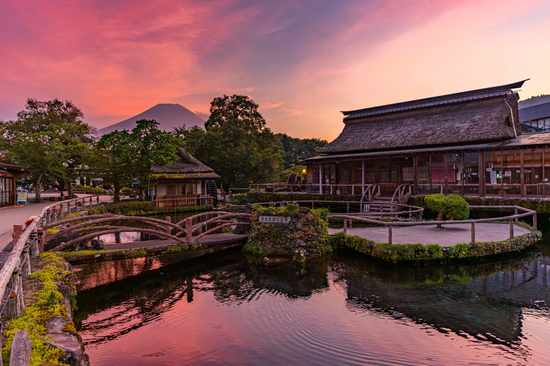 美しい夕焼けも中池の魅力のひとつ