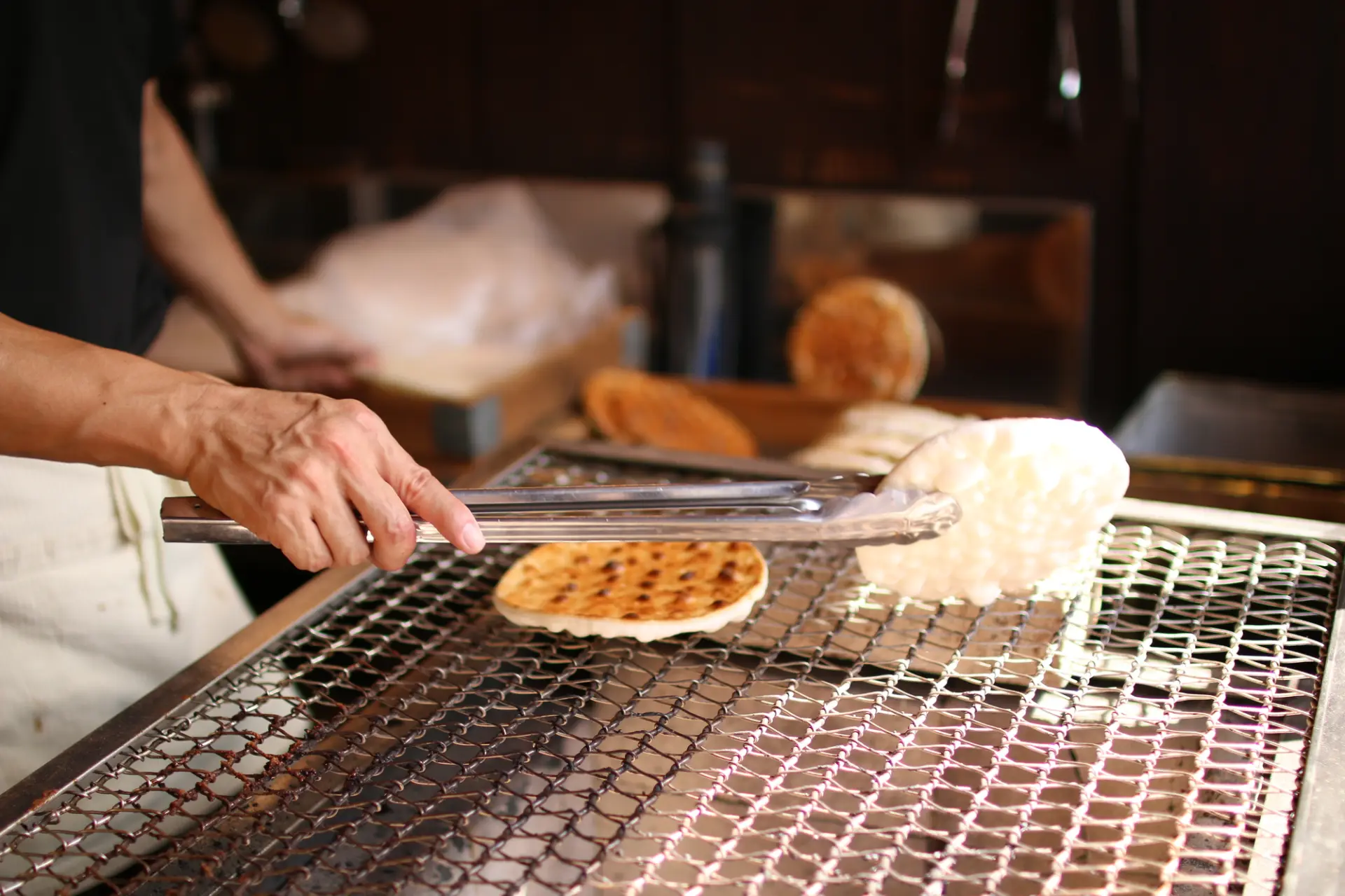 醤油の香ばしい香りが漂うお煎餅の専門店（※写真はイメージです。）