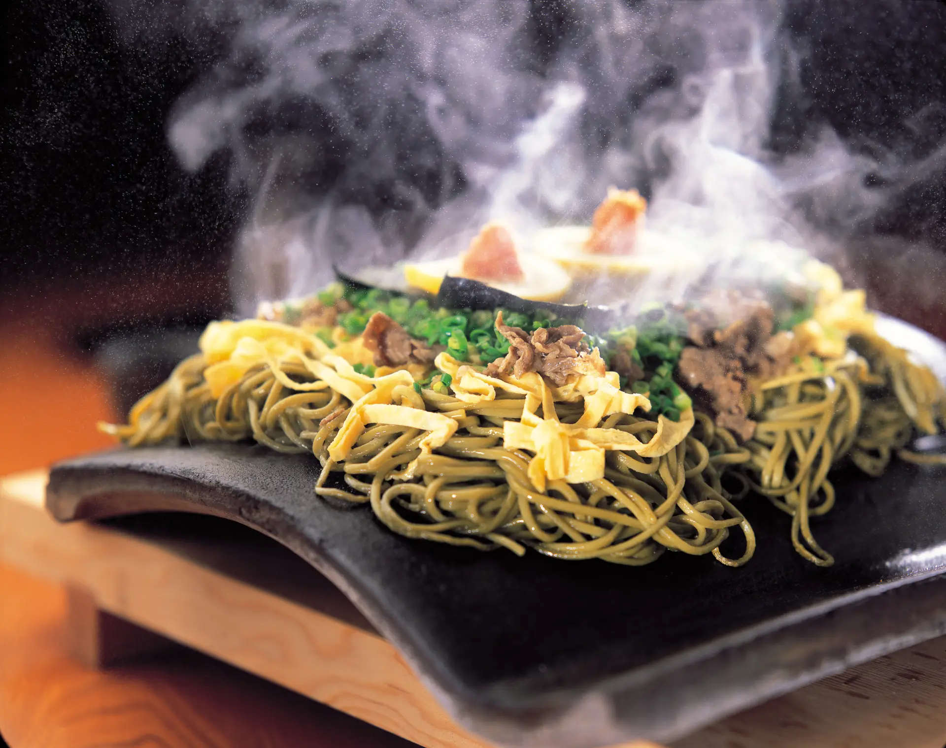 熱々の瓦に乗せて提供される「瓦そば」