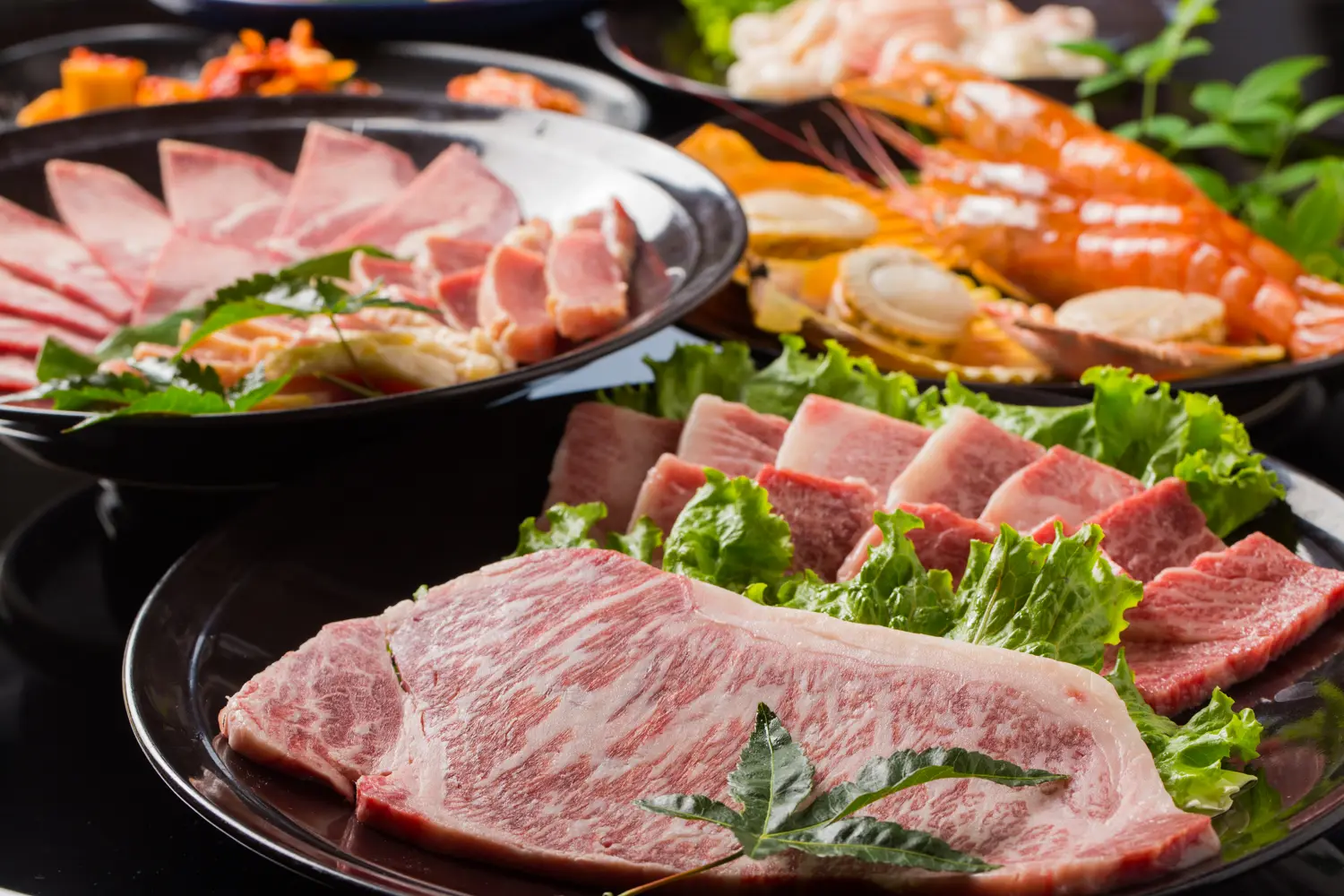 職人がサシの状態を見極め、丁寧に手切りする