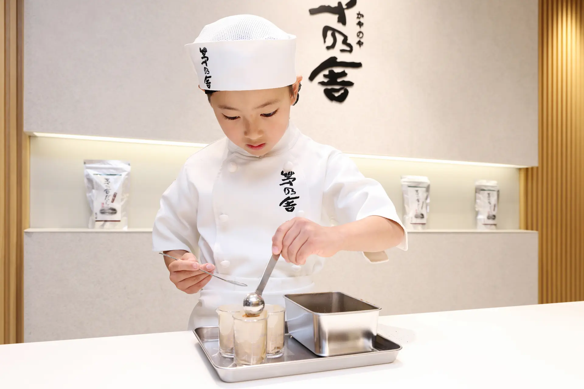 At the Dashi Shop, you can become a dashi artisan and make a carefully crafted dashi pack.