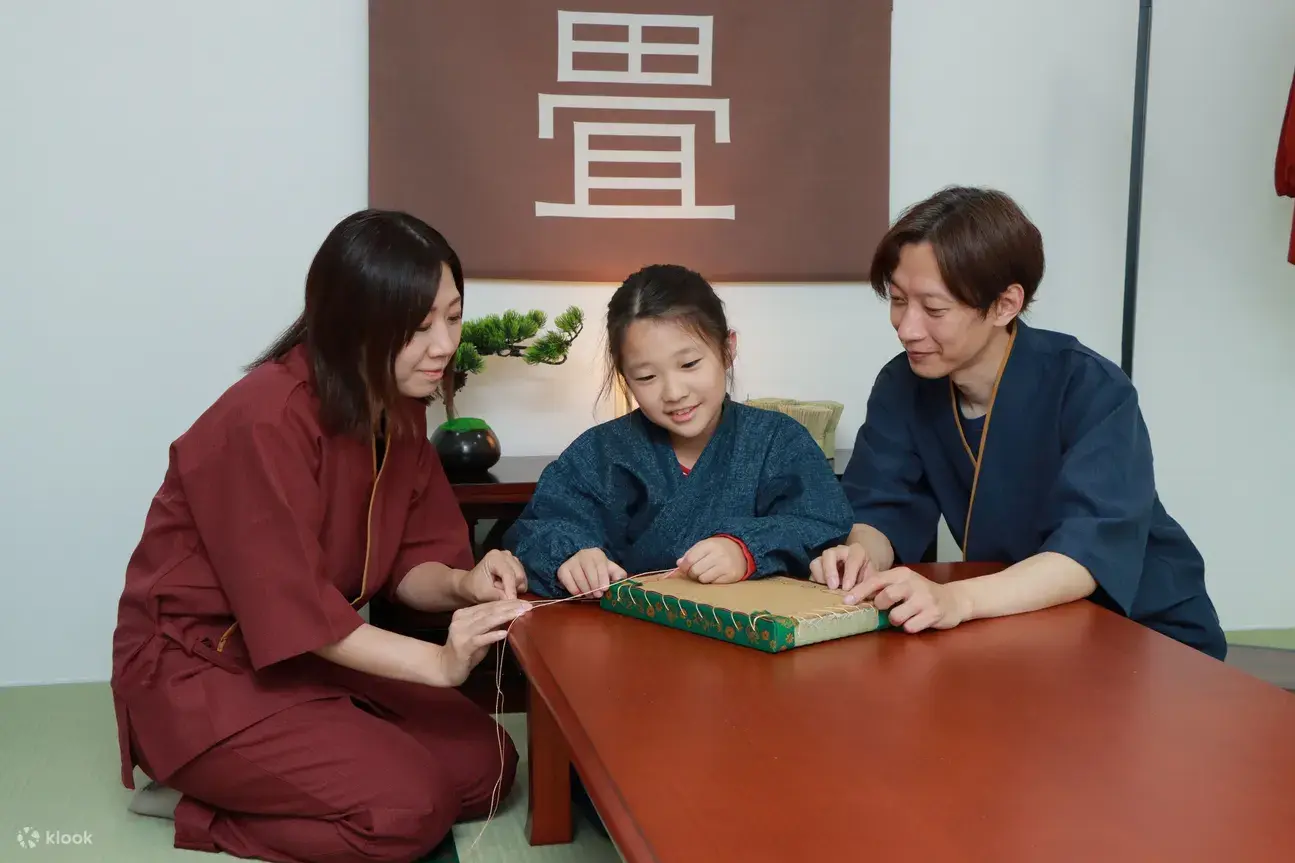 Try making a mini tatami mat while wearing samue (traditional workwear)